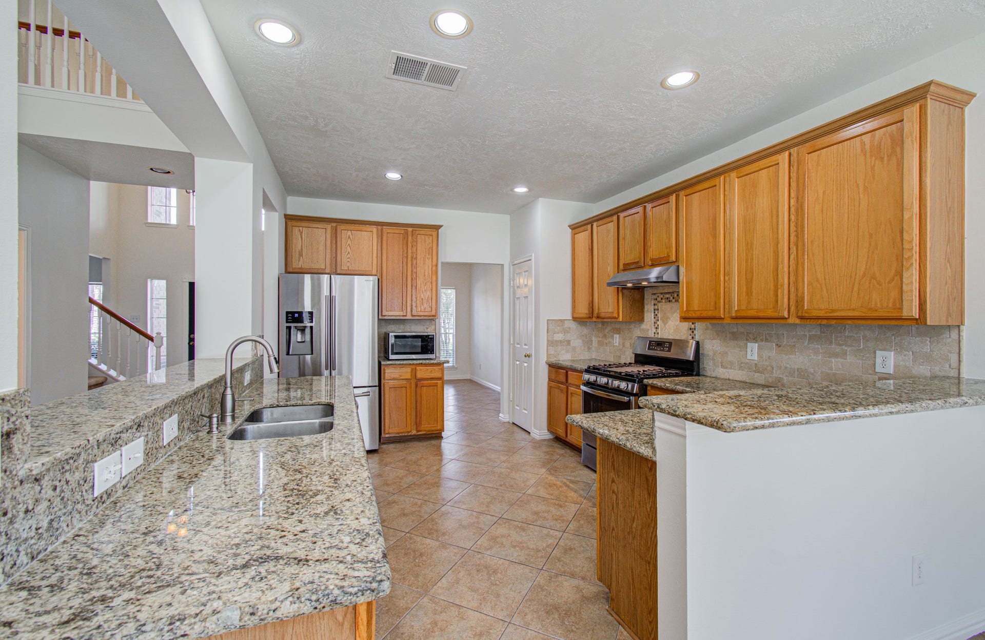 1402 Pine Knot Court, Pearland, TX 77581 Enjoy cooking in this amazing kitchen.