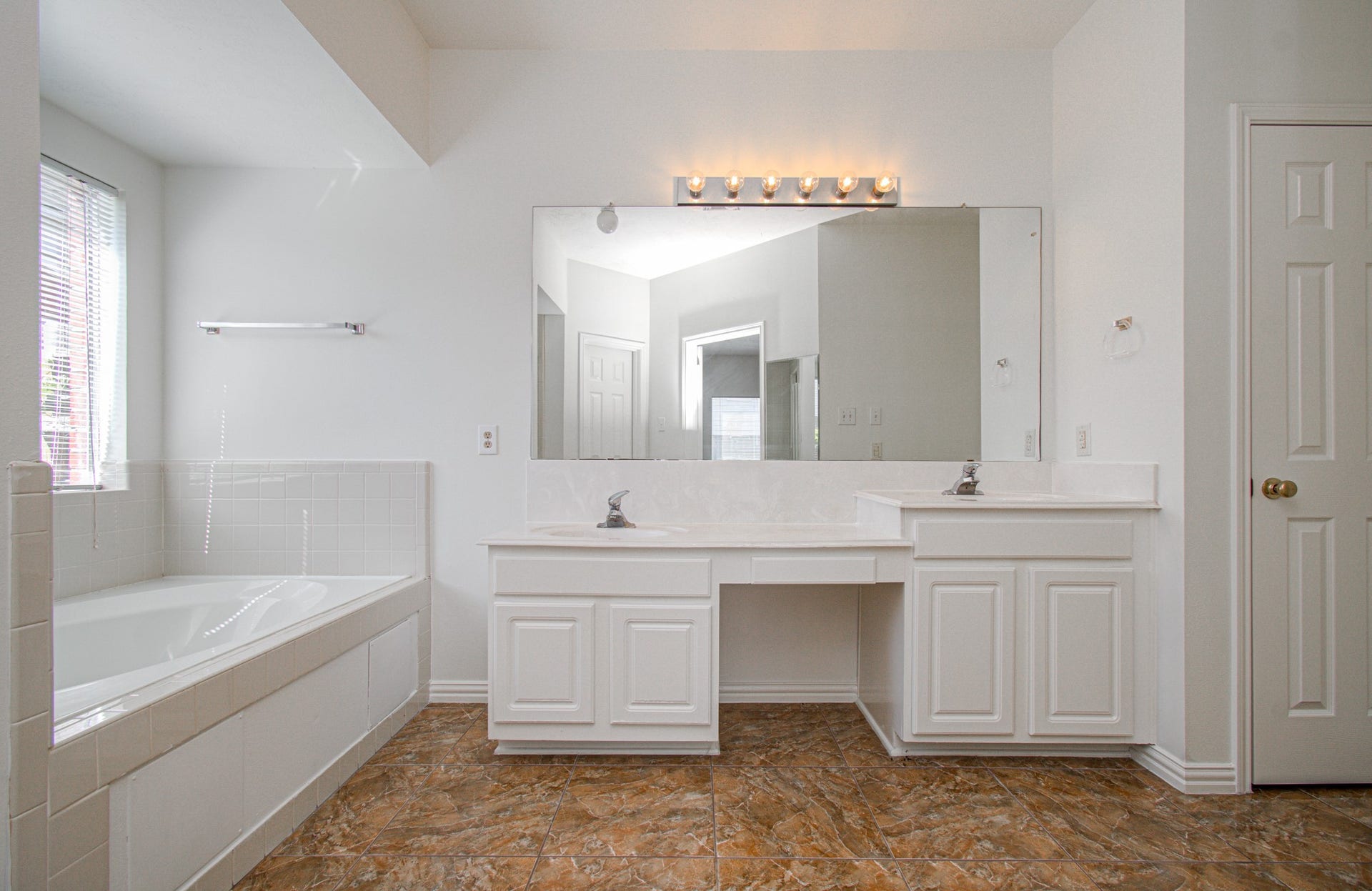 1402 Pine Knot Court, Pearland, TX 77581 Primary bathroom.
