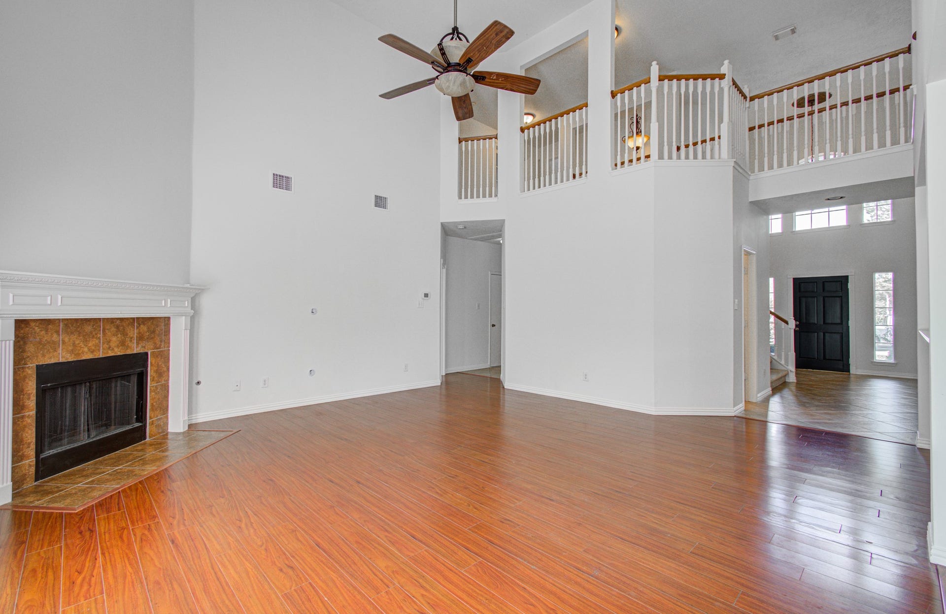 1402 Pine Knot Court, Pearland, TX 77581 Family room with view facing the front door.