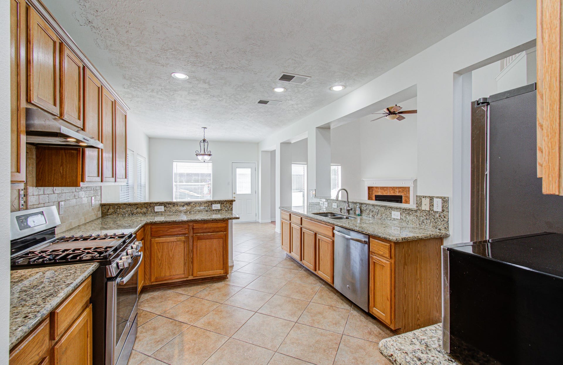 1402 Pine Knot Court, Pearland, TX 77581 Spacious updated kitchen with granite countertops and stainless steel appliances.