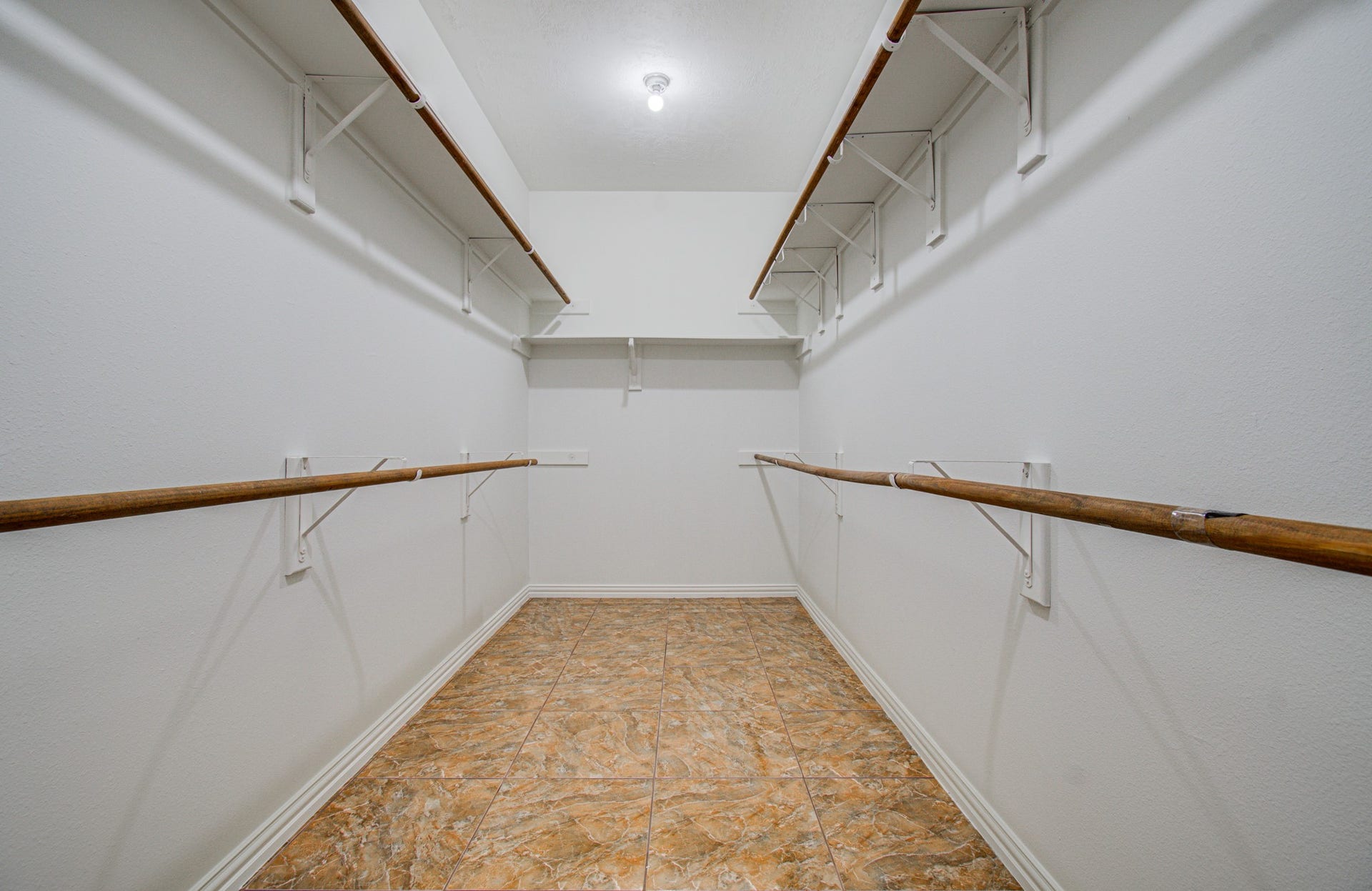 1402 Pine Knot Court, Pearland, TX 77581 Primary walk-in closet.