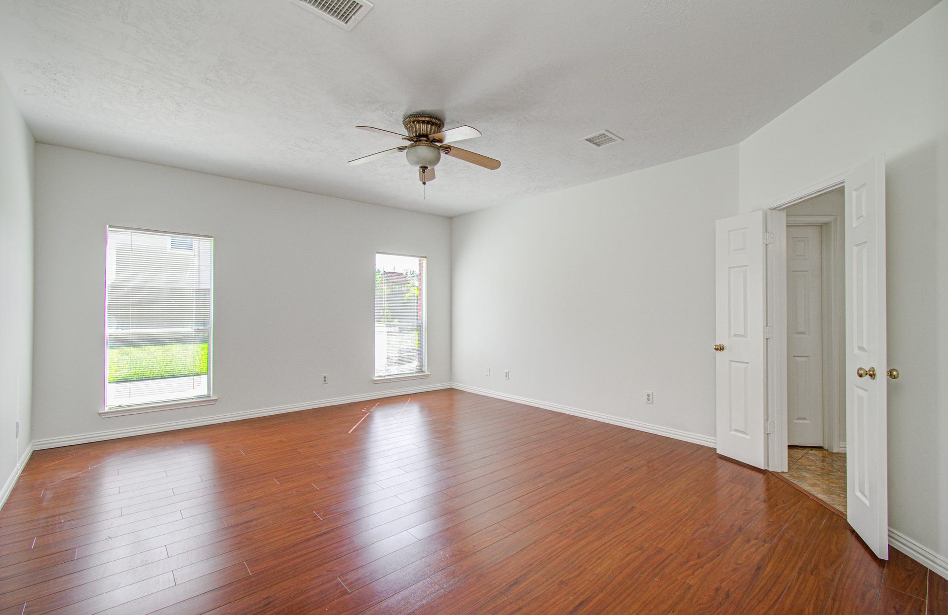 1402 Pine Knot Court, Pearland, TX 77581 Relax and unwind in this primary suite.