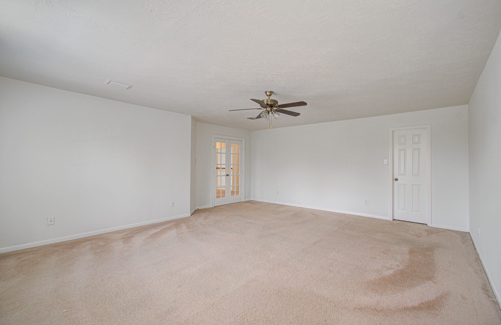 1402 Pine Knot Court, Pearland, TX 77581 Bedroom #2 also has a walk-in closet, door to the closet is on the right.
