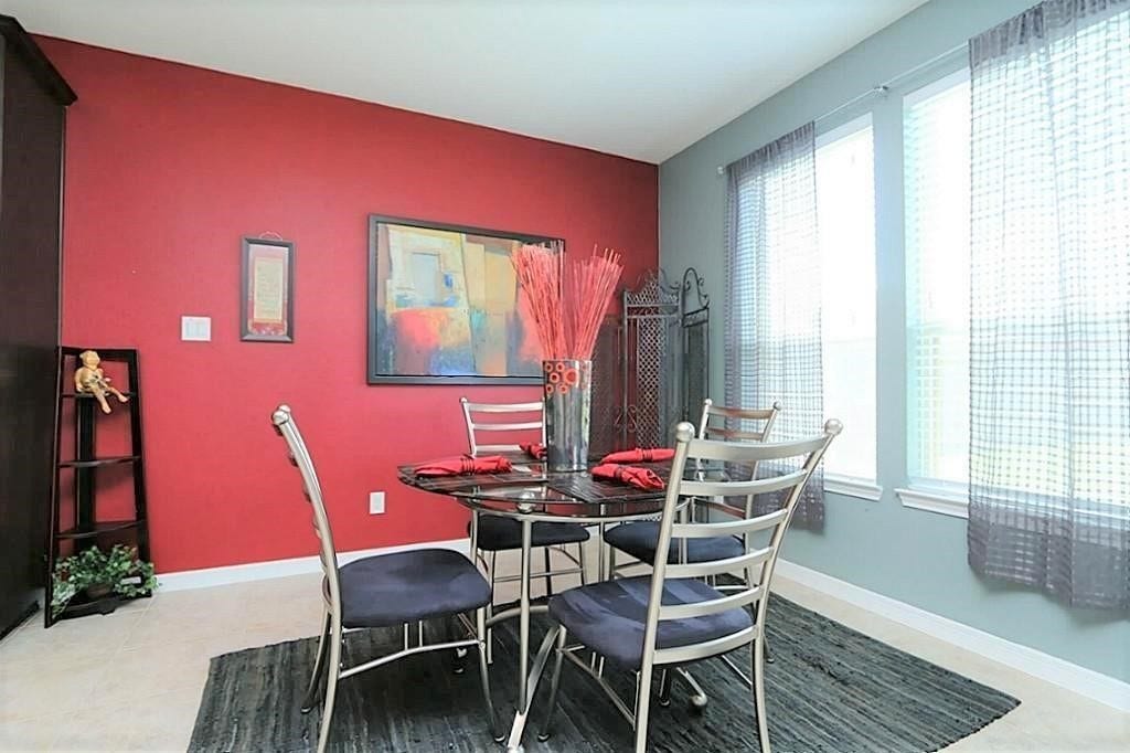 Spacious breakfast nook