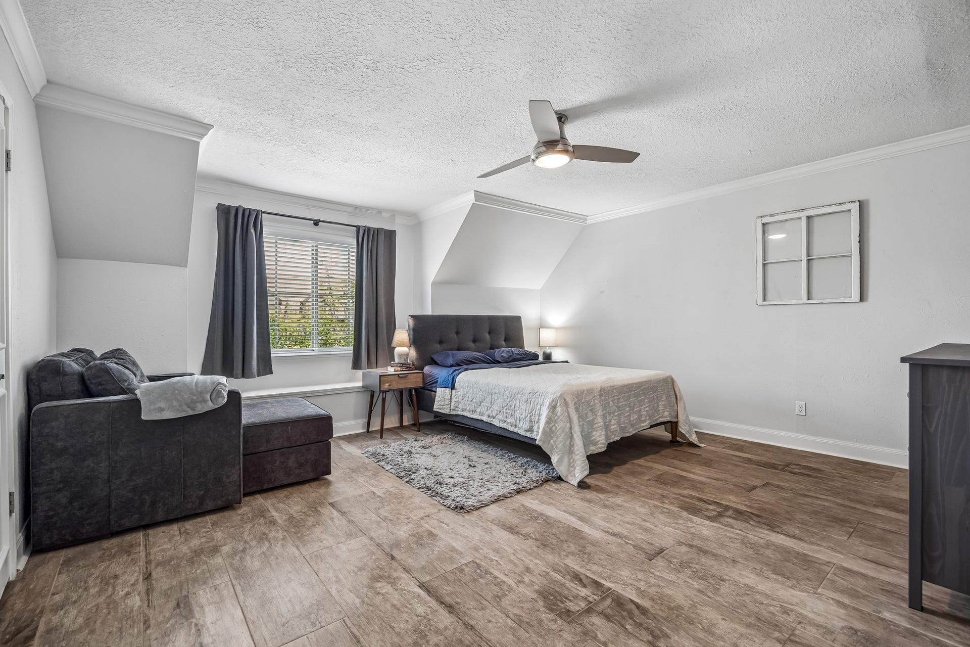 14719 Barryknoll Lane, #51, Houston, TX 77079 This spacious bedroom offers wood-look flooring, a ceiling fan, and soft natural light. Neutral walls provide an easy backdrop for a range of furniture styles.