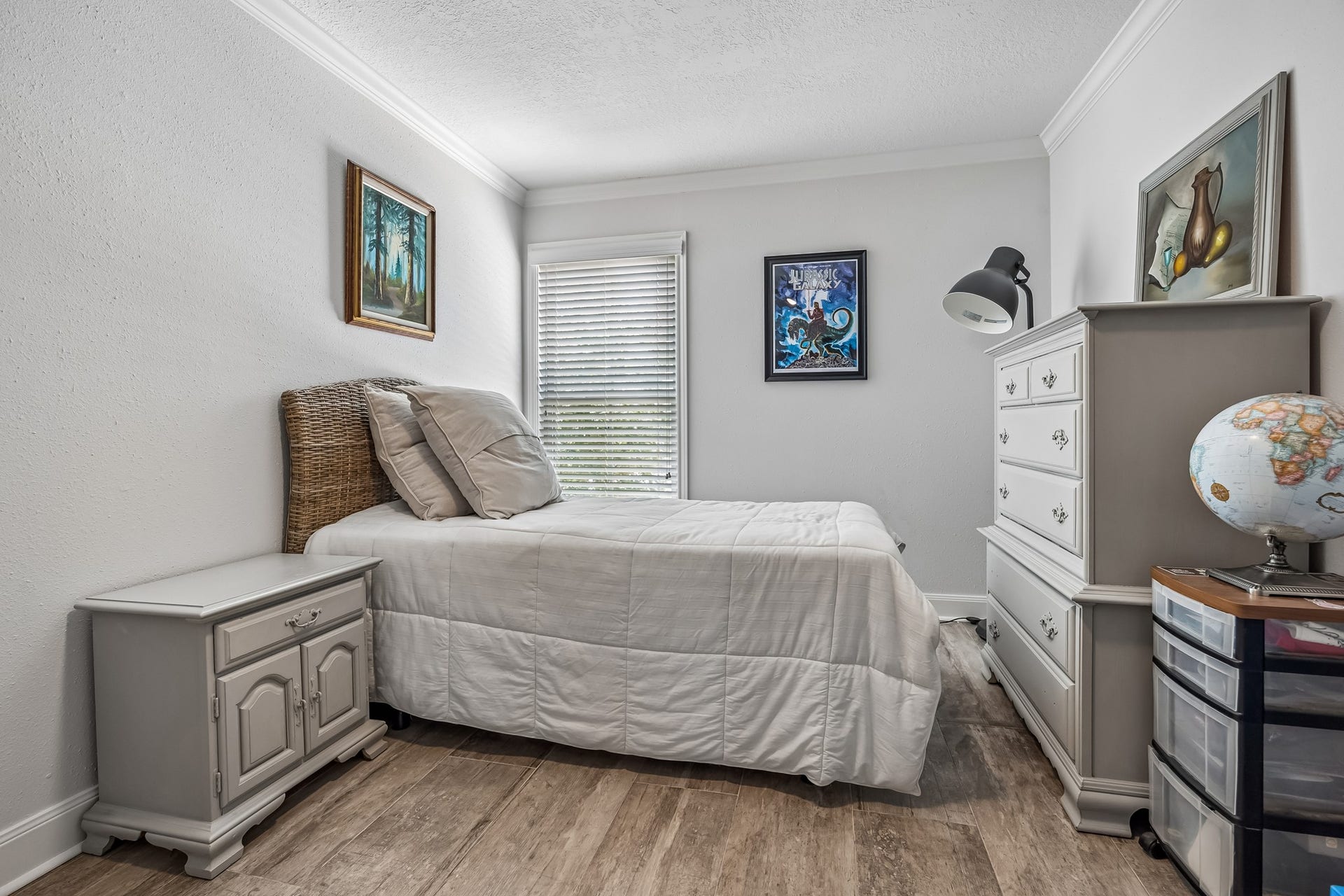 14719 Barryknoll Lane, #51, Houston, TX 77079 This secondary bedroom offers a comfortable layout with wood-look flooring, crown molding, and a window for natural light. Neutral finishes make the room easy to personalize as a guest room, childs room, or home office.