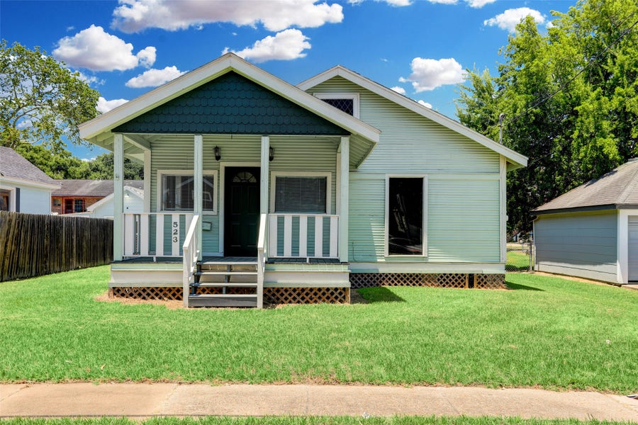 Property photo for 523 E Mulberry Street, Angleton, TX
