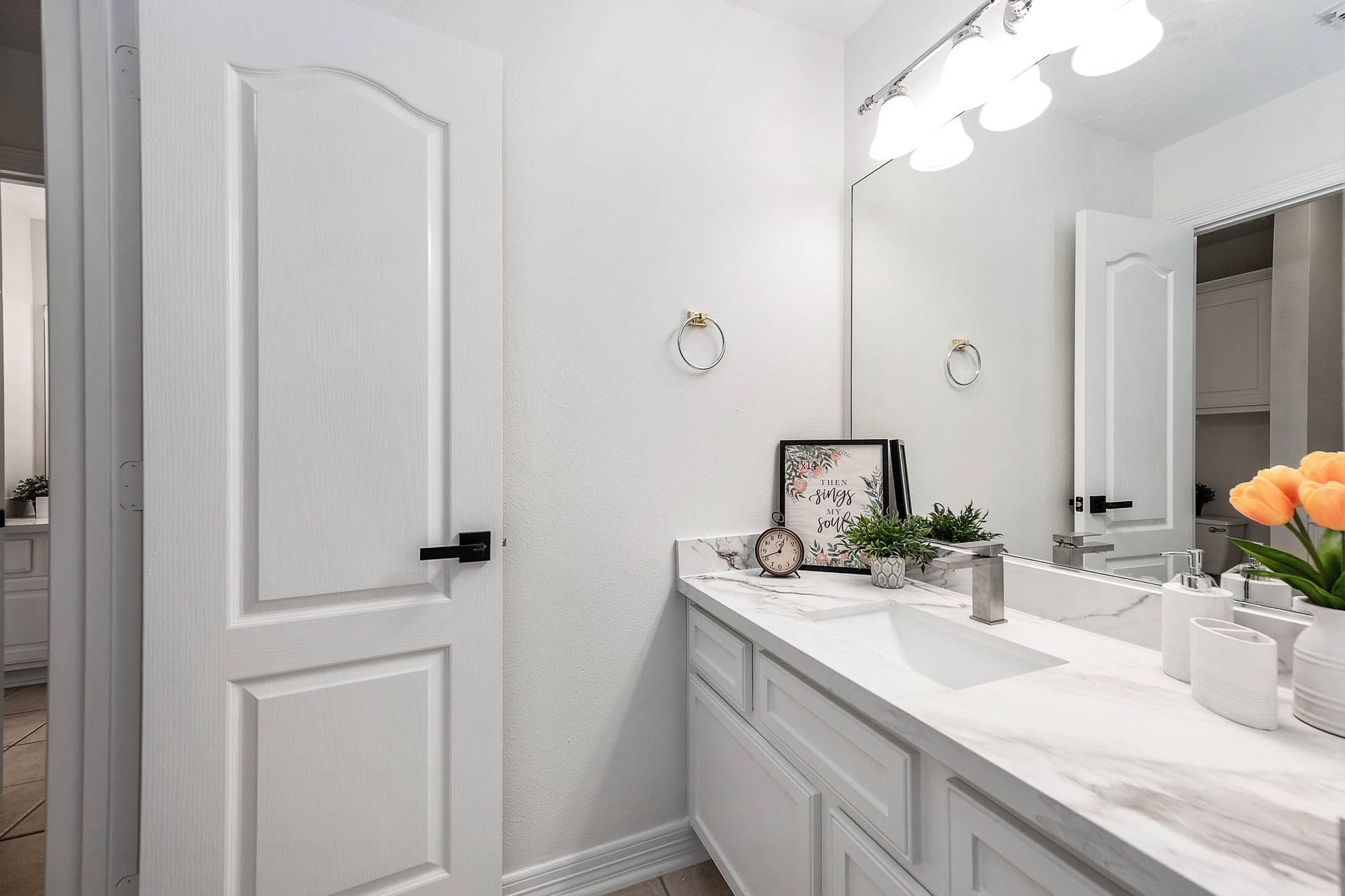 12119 Cielio Bay Lane, Houston, TX 77041 Secondary bathroom #2 upstairs