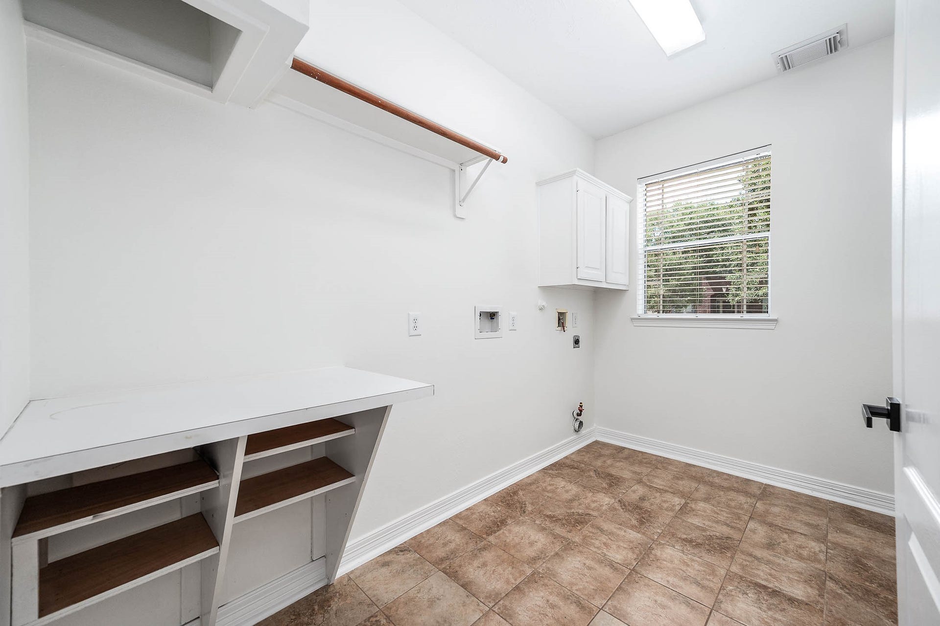 12119 Cielio Bay Lane, Houston, TX 77041 laundry room