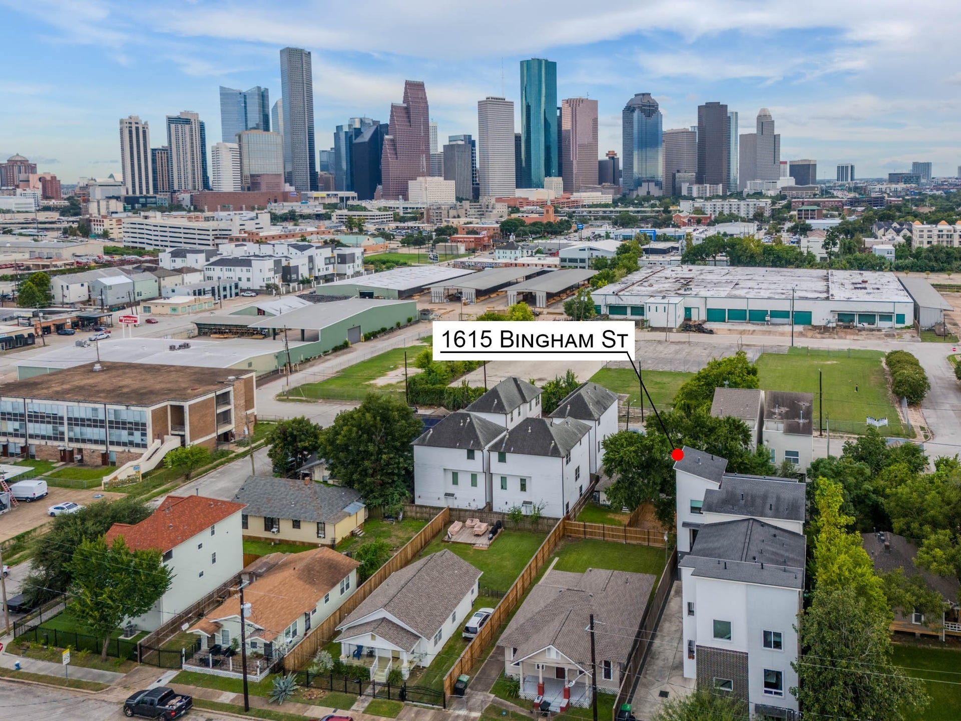 1615 Bingham Street, Houston, TX 77007 Experience the perfect balance of vibrant city life and serene home tranquility at 1615 Bingham St, where excitement is just steps away, yet peace reigns at home.