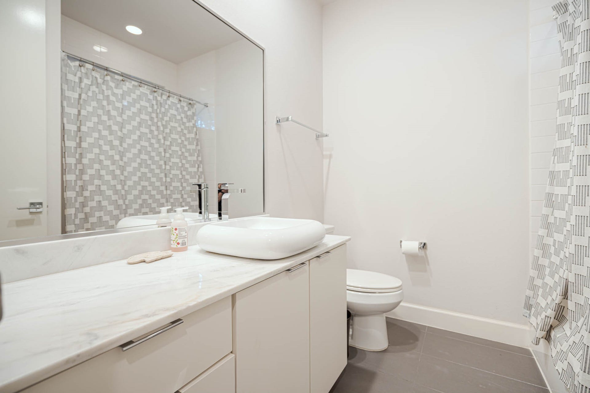 1615 Bingham Street, Houston, TX 77007 Experience convenience and luxury with the elegant full bathroom in the downstairs en suite bedroom, perfect for guests or private relaxation.