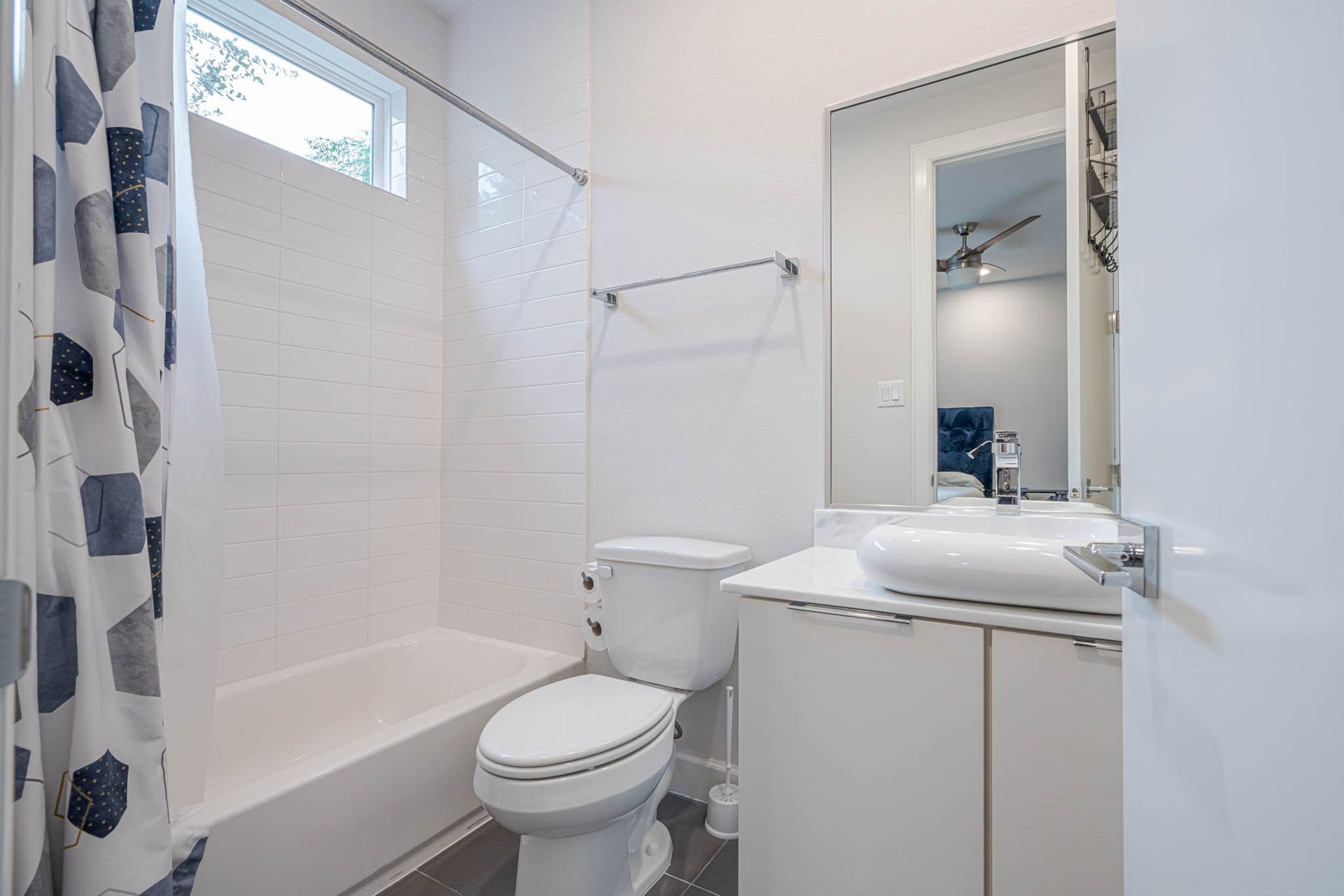 1615 Bingham Street, Houston, TX 77007 Experience modern comfort in this stylish 3rd floor full bathroom, featuring sleek fixtures, a chic vanity, and a refreshing bathtub for ultimate relaxation.