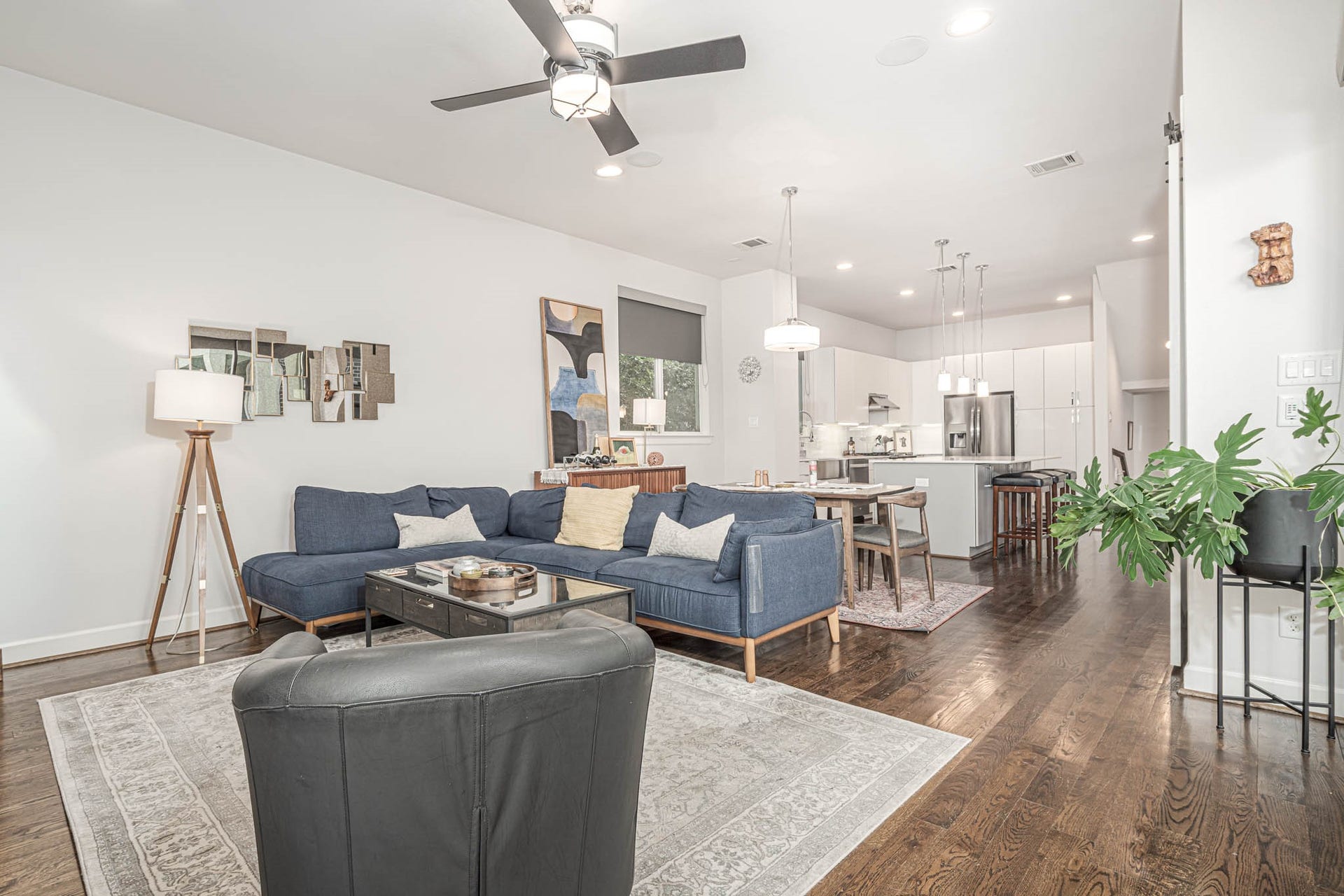 1615 Bingham Street, Houston, TX 77007 Discover a spacious, open-concept living area with sleek hardwood floors, a modern kitchen with stainless steel appliances, and ample natural light. The cozy seating area and stylish decor create an inviting atmosphere for relaxation and entertaining.