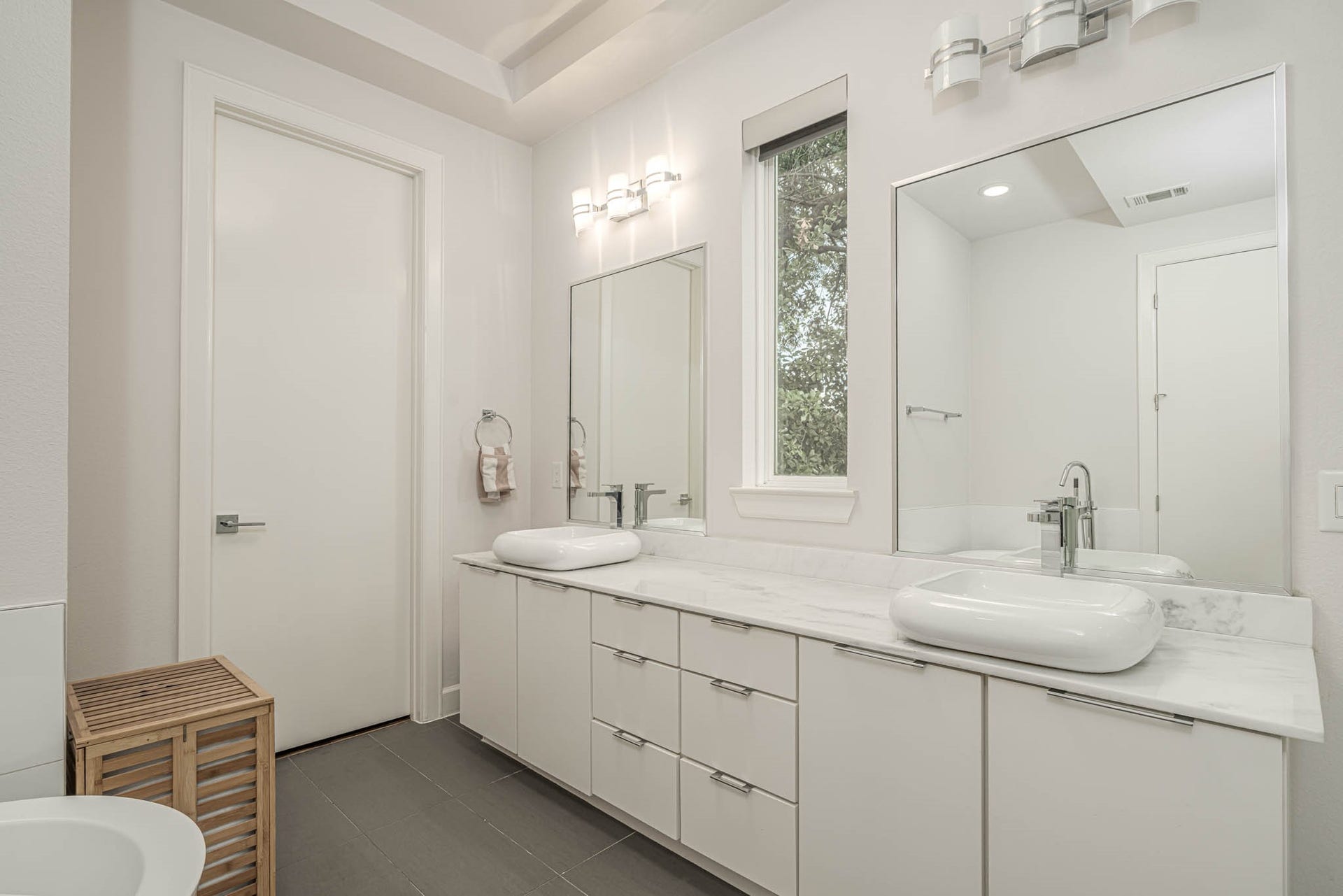 1615 Bingham Street, Houston, TX 77007 Experience luxury in the primary bathroom with elegant double sinks, a separate shower, and a relaxing bathtub, all designed for ultimate comfort.
