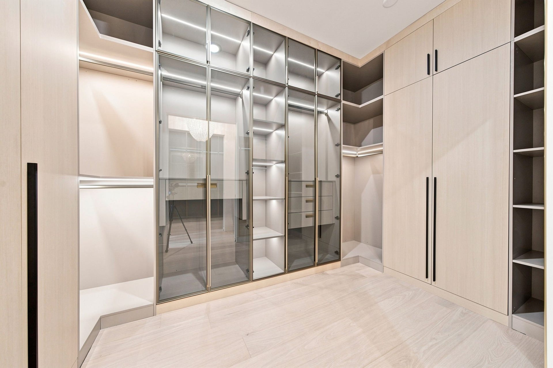 3023 Nottingham Street, West University Place, TX 77005 oversized walk-in closet, and
refined designer finishes.
