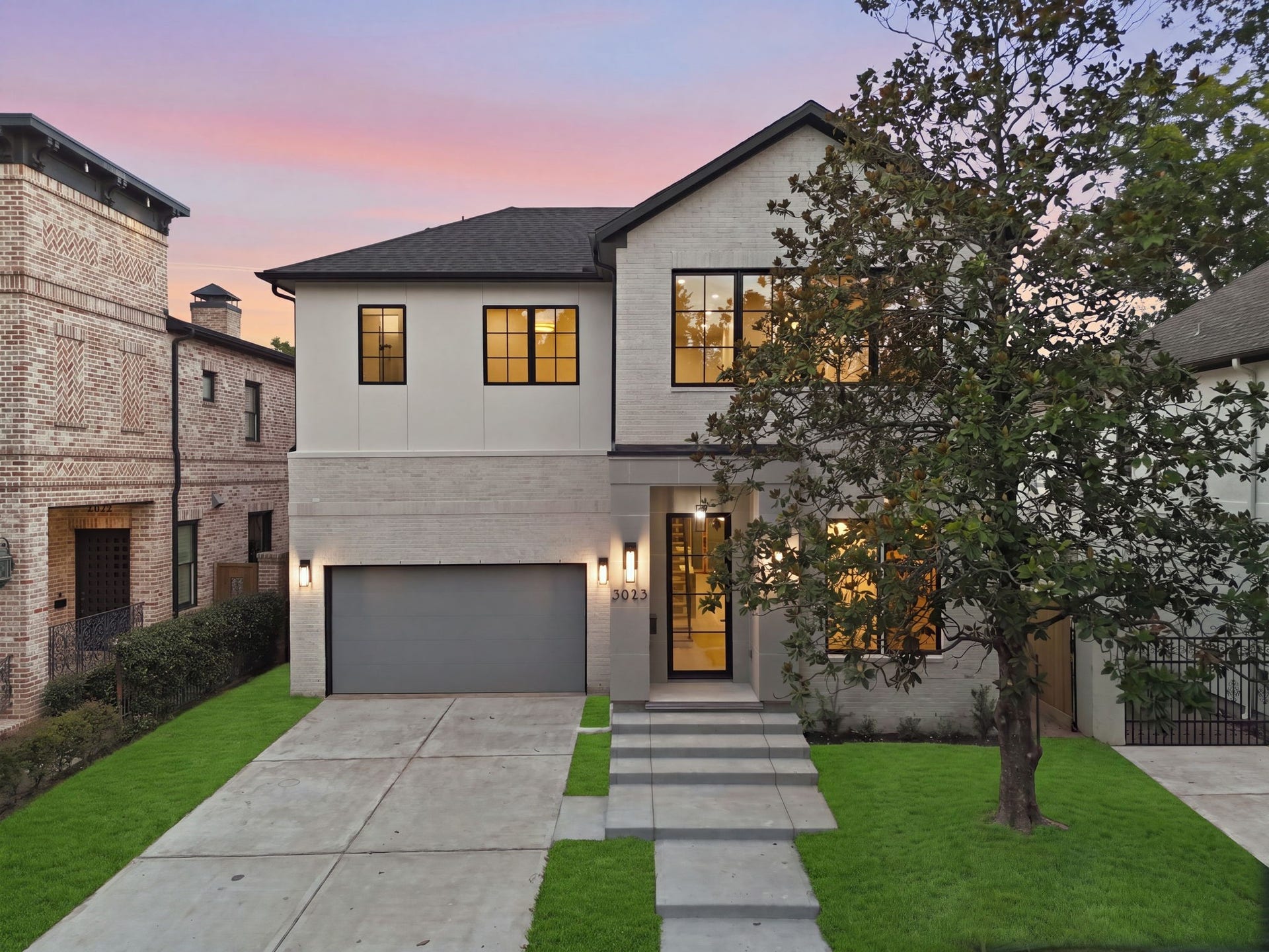 3023 Nottingham Street, West University Place, TX 77005 Beautifully designed exterior with imposing marble entrance and flooded with natural light through expansive Lincoln black
aluminum-clad windows.