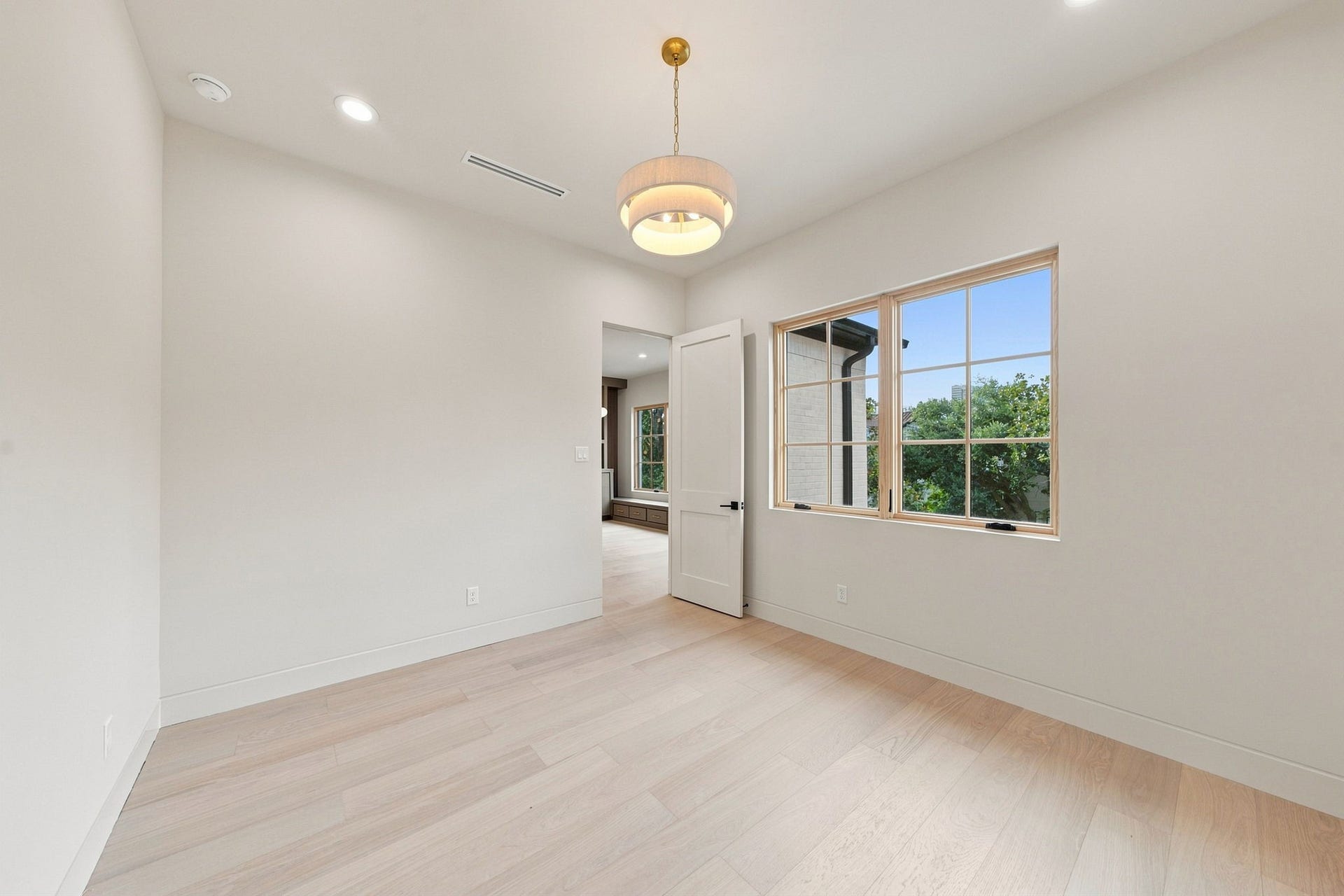 3023 Nottingham Street, West University Place, TX 77005 Each secondary bedroom enjoys its own
en-suite bath - five full baths in al