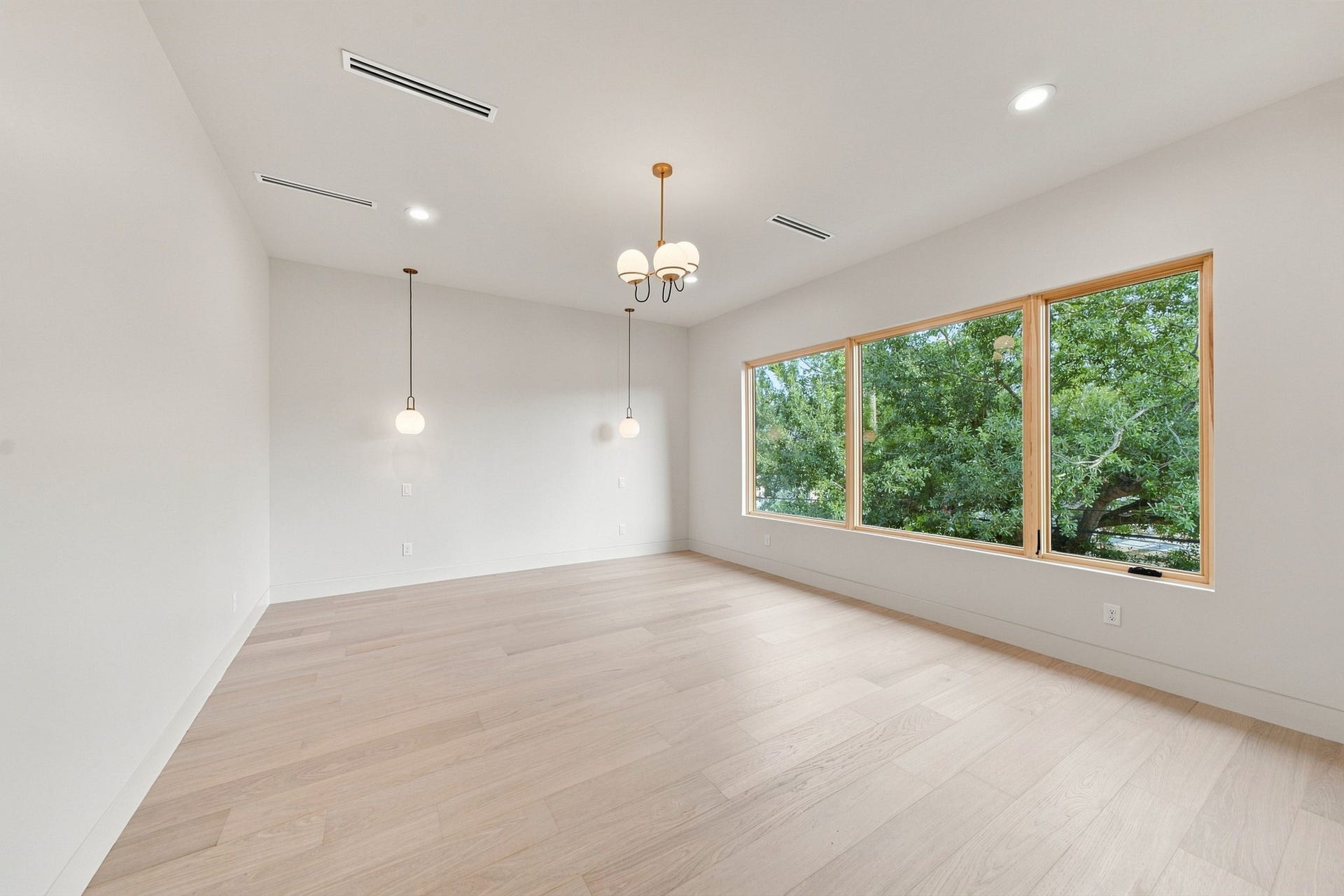 3023 Nottingham Street, West University Place, TX 77005 The luxurious primary suite serves as a private retreat with a
spa-inspired natural limestone bath, oversized walk-in closet, and
refined designer finishes and lighting features.