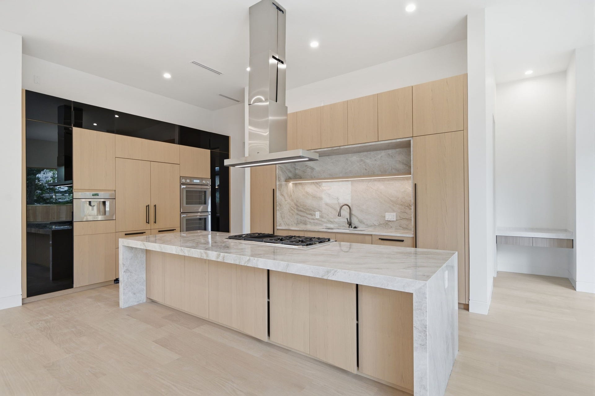 3023 Nottingham Street, West University Place, TX 77005 Custom white
oak cabinetry, and an oversized island. Designer lighting and seamless
flow connect it to the spacious living and dining areas.