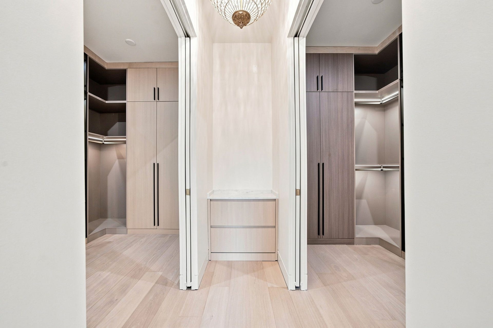 3023 Nottingham Street, West University Place, TX 77005 Double oversized walk-in closets, and
refined designer finishes.