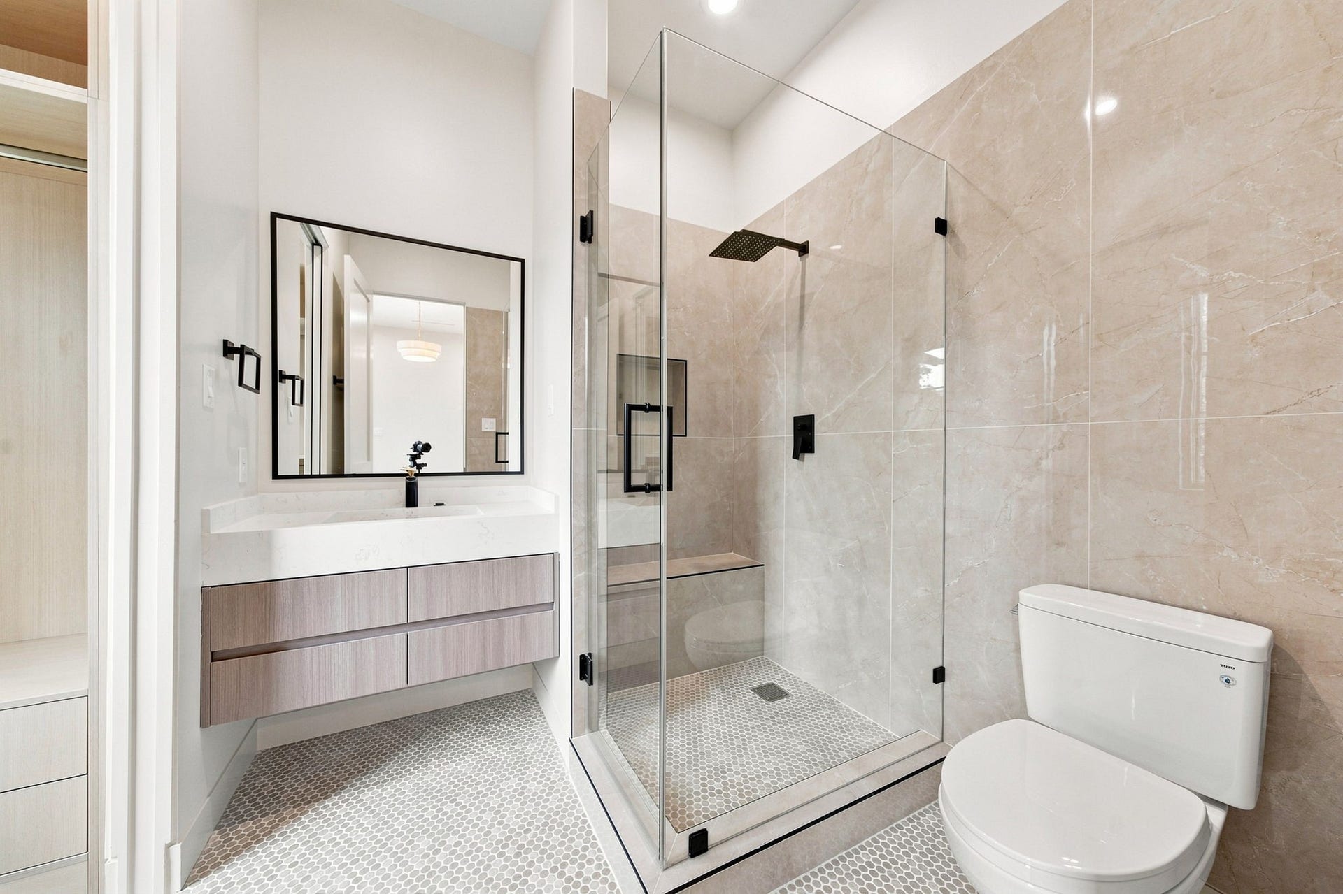 3023 Nottingham Street, West University Place, TX 77005 Each secondary bedroom enjoys its own
en-suite bath - five full baths in al