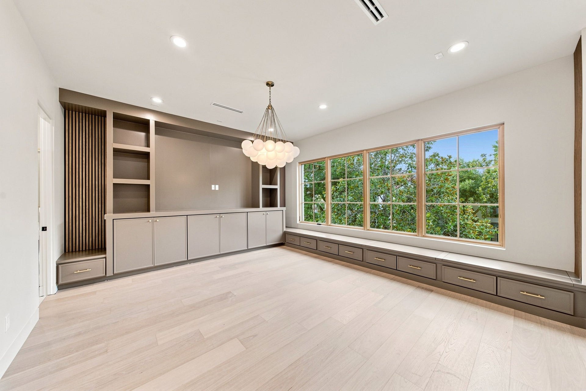 3023 Nottingham Street, West University Place, TX 77005 Beautifully crafted - an expansive game room provide thoughtful storage options and reading nooks with a view to nearby Weir Park.
