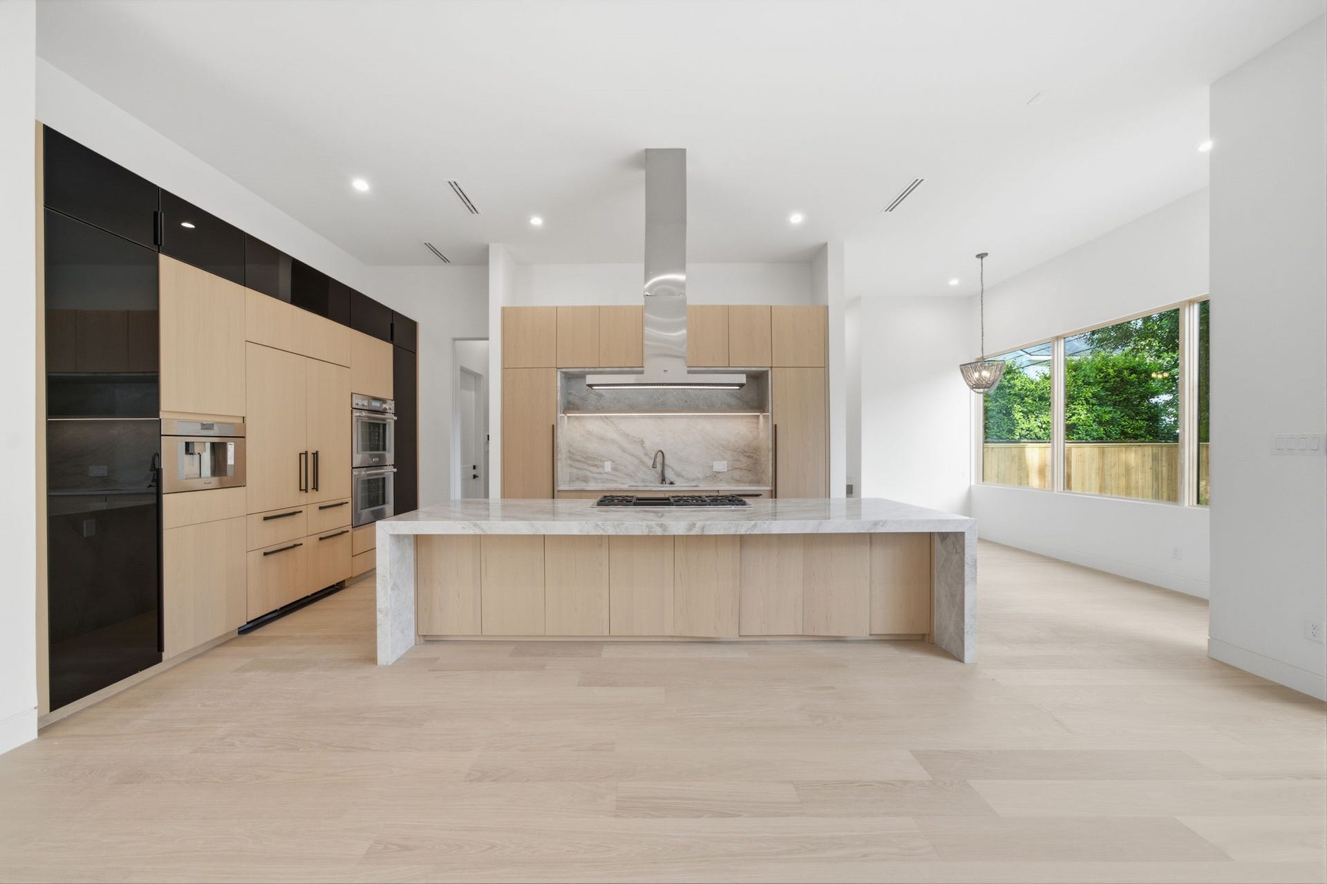 3023 Nottingham Street, West University Place, TX 77005 rich
architectural detailing, and designer-selected finishes throughout centered around an impressive chef's kitchen with a
complete Thermador Professional appliance package