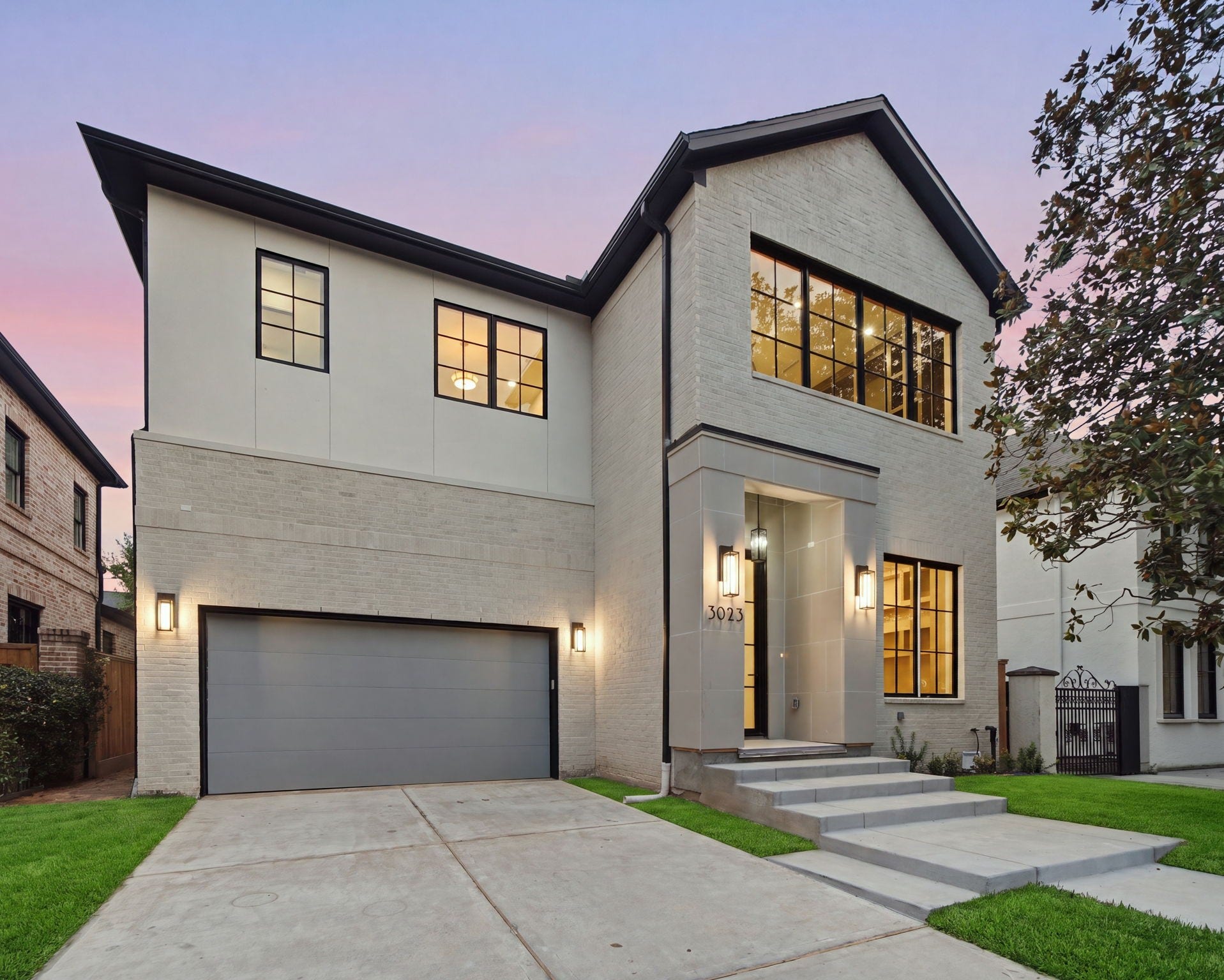 3023 Nottingham Street, West University Place, TX 77005 Beautifully designed exterior with imposing marble entrance and flooded with natural light through expansive Lincoln black
aluminum-clad windows.