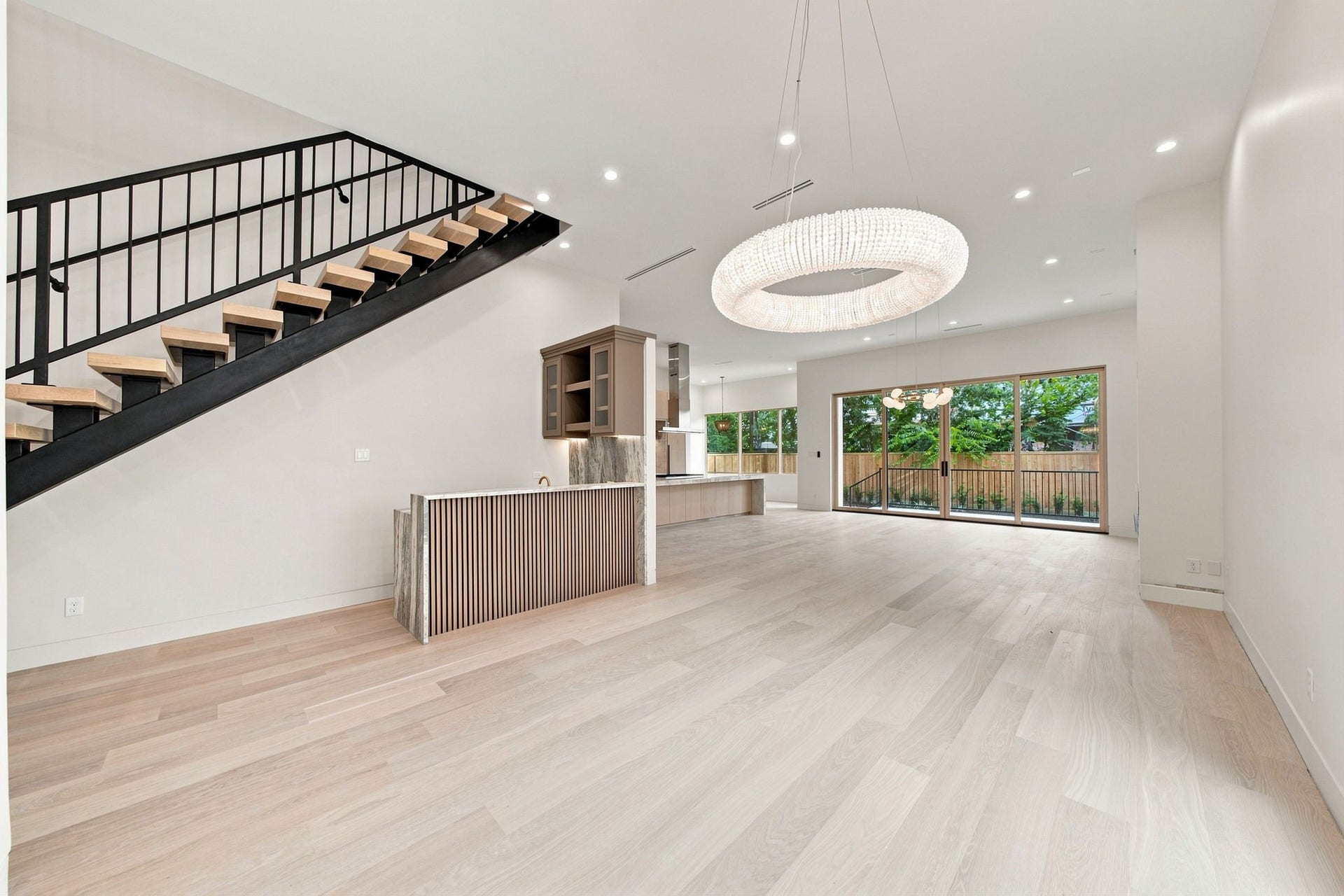 3023 Nottingham Street, West University Place, TX 77005 The open-concept floor plan is designed for effortless everyday living and
entertaining