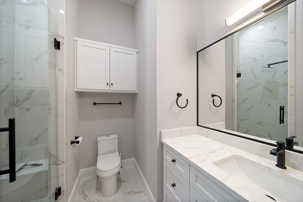 2046 MacArthur Street, Houston, TX 77030 Full Bathroom just off the Home Office.
