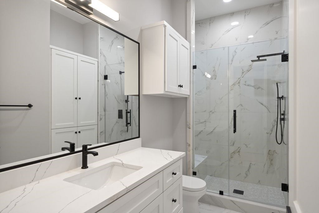 2046 MacArthur Street, Houston, TX 77030 En suite bathroom for Bedroom 3