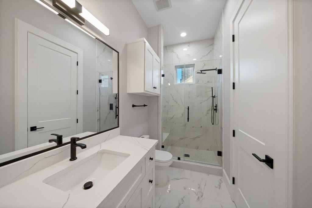 2046 MacArthur Street, Houston, TX 77030 En suite bathroom for Bedroom 2