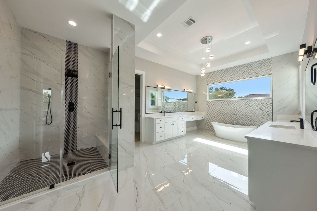 2046 MacArthur Street, Houston, TX 77030 Primary Bathroom