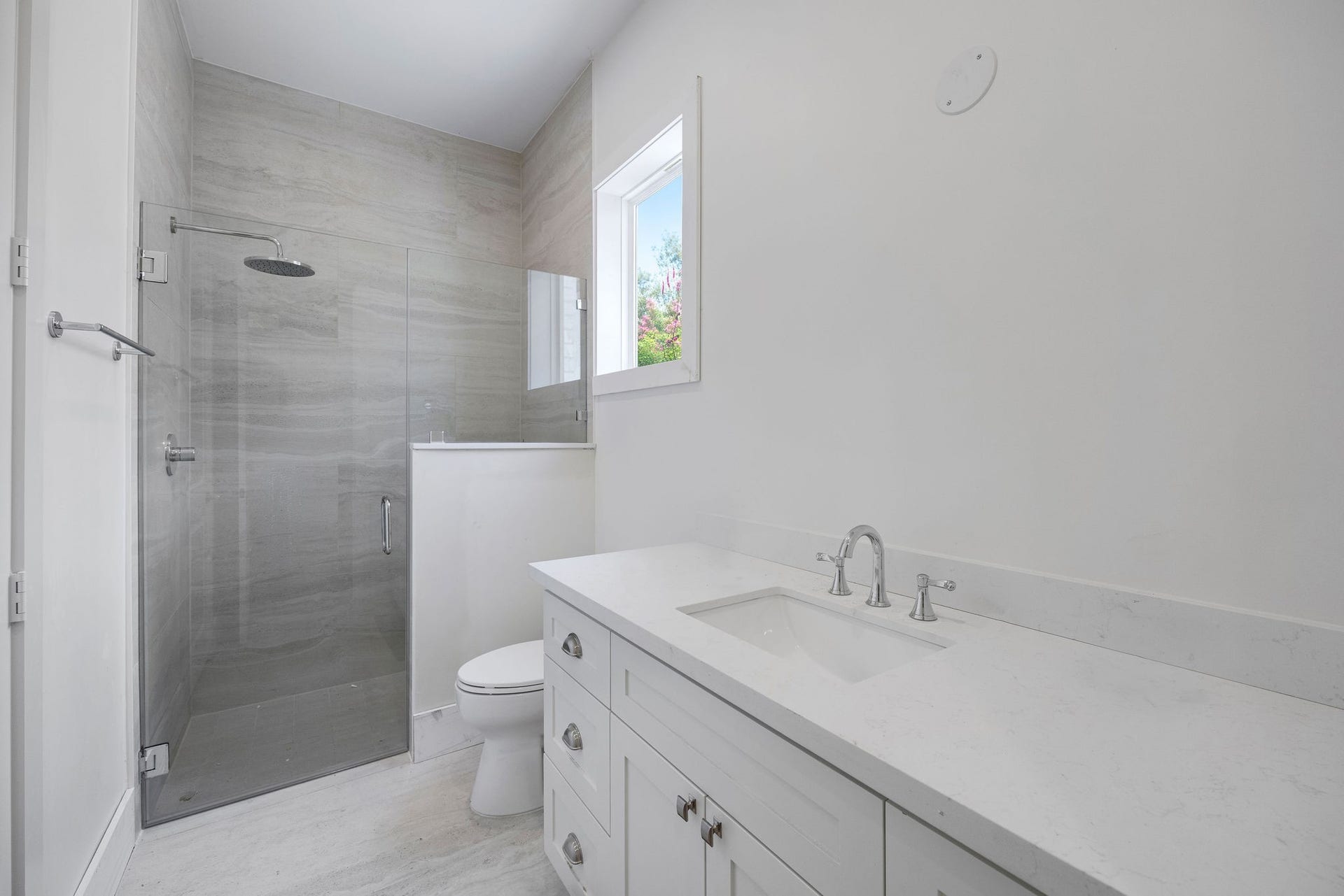 1726 Saxon Drive, Houston, TX 77018 Generously-sized full bathroom downstairs.