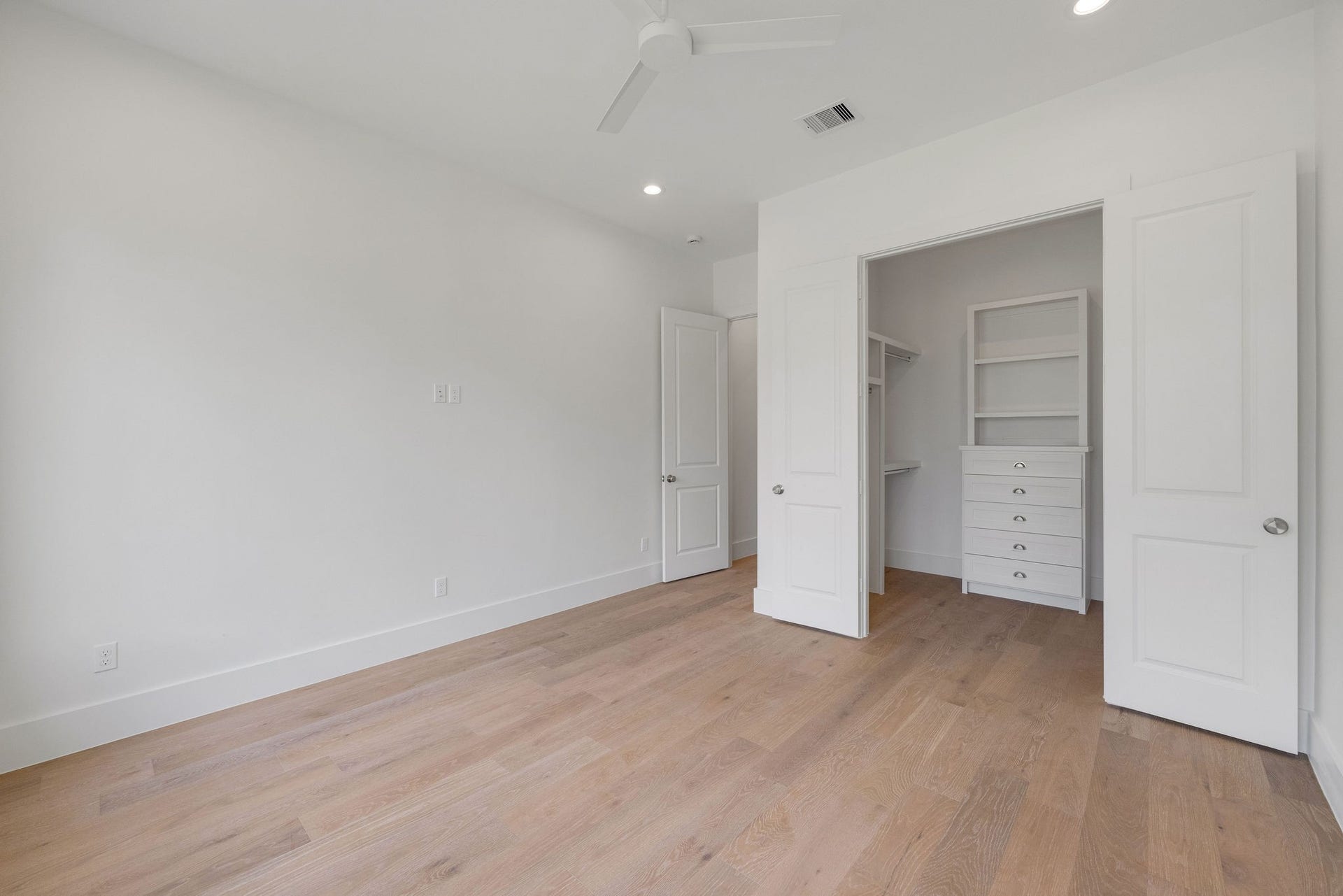 1726 Saxon Drive, Houston, TX 77018 Alt view of the downstairs guest suite. Notice the walk-in closet with thoughtful built-ins.