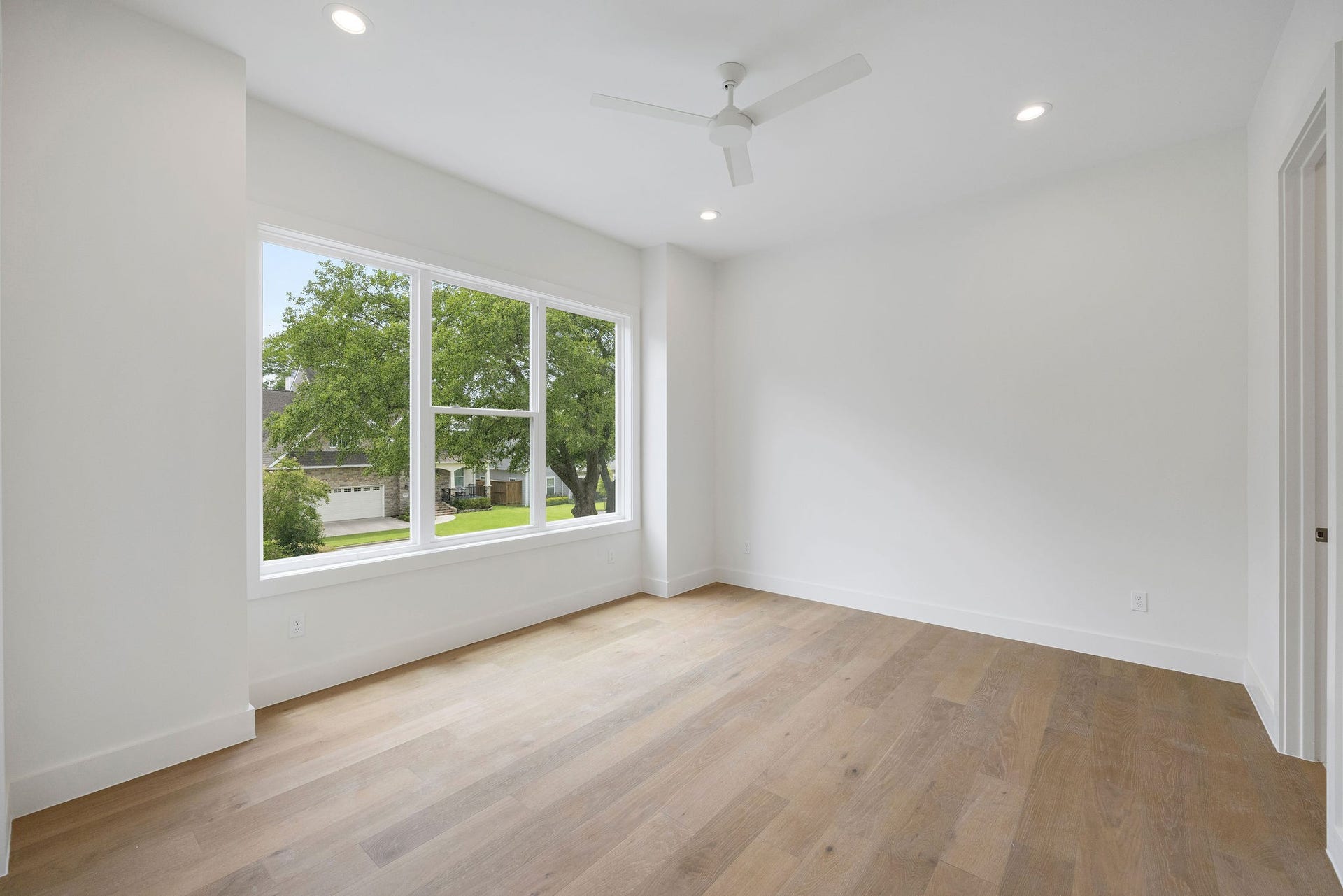 1726 Saxon Drive, Houston, TX 77018 Each secondary bedroom is well-proportioned with consistent wood flooring and walk-in closets.