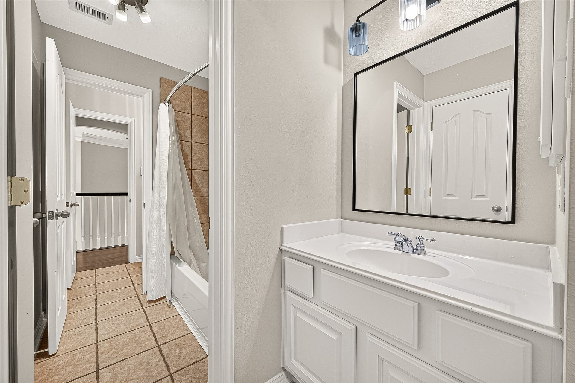 11603 Island Breeze Street, Pearland, TX 77584 Jack & Jill bath between rooms 3&4