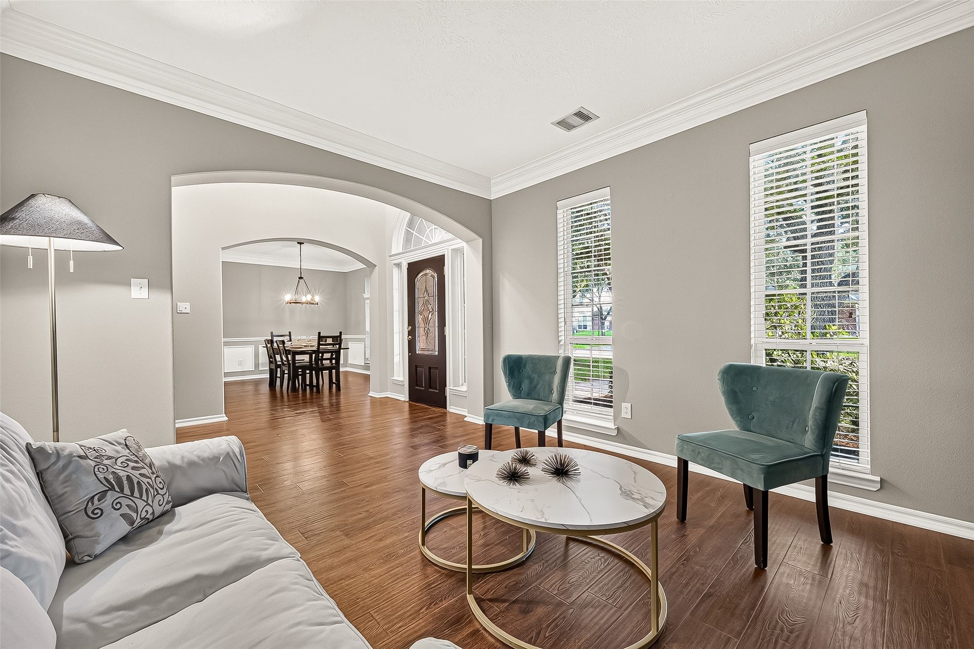 11603 Island Breeze Street, Pearland, TX 77584 Formal living room is great for quiet conversations or curling up with your favorite book.