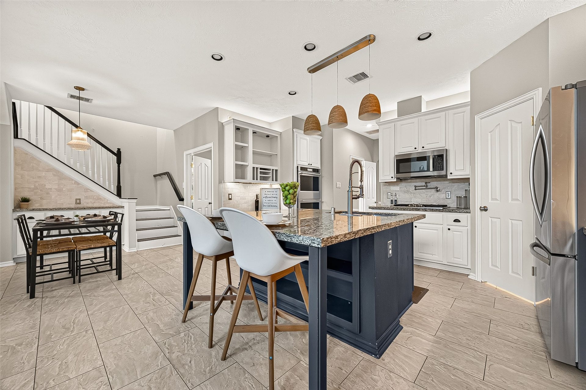 11603 Island Breeze Street, Pearland, TX 77584 Open kitchen with large island great for entertaining.