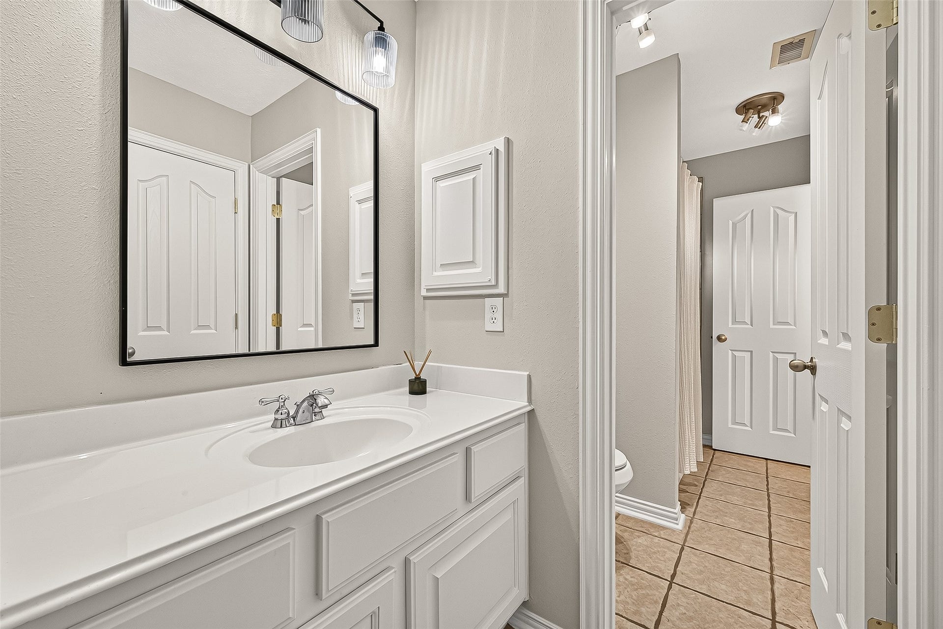 11603 Island Breeze Street, Pearland, TX 77584 Jack & Jill bath between rooms 1&2.