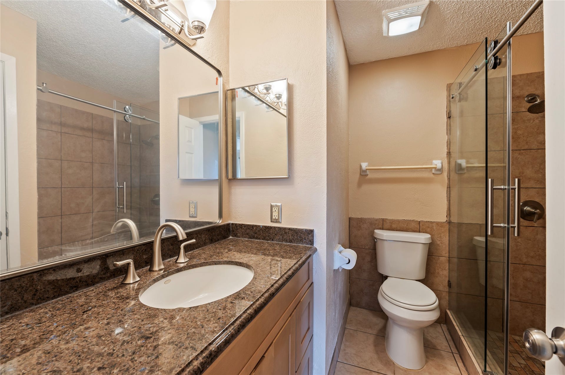 2501 Gulf Freeway, #6A, Dickinson, TX 77539 Bathroom