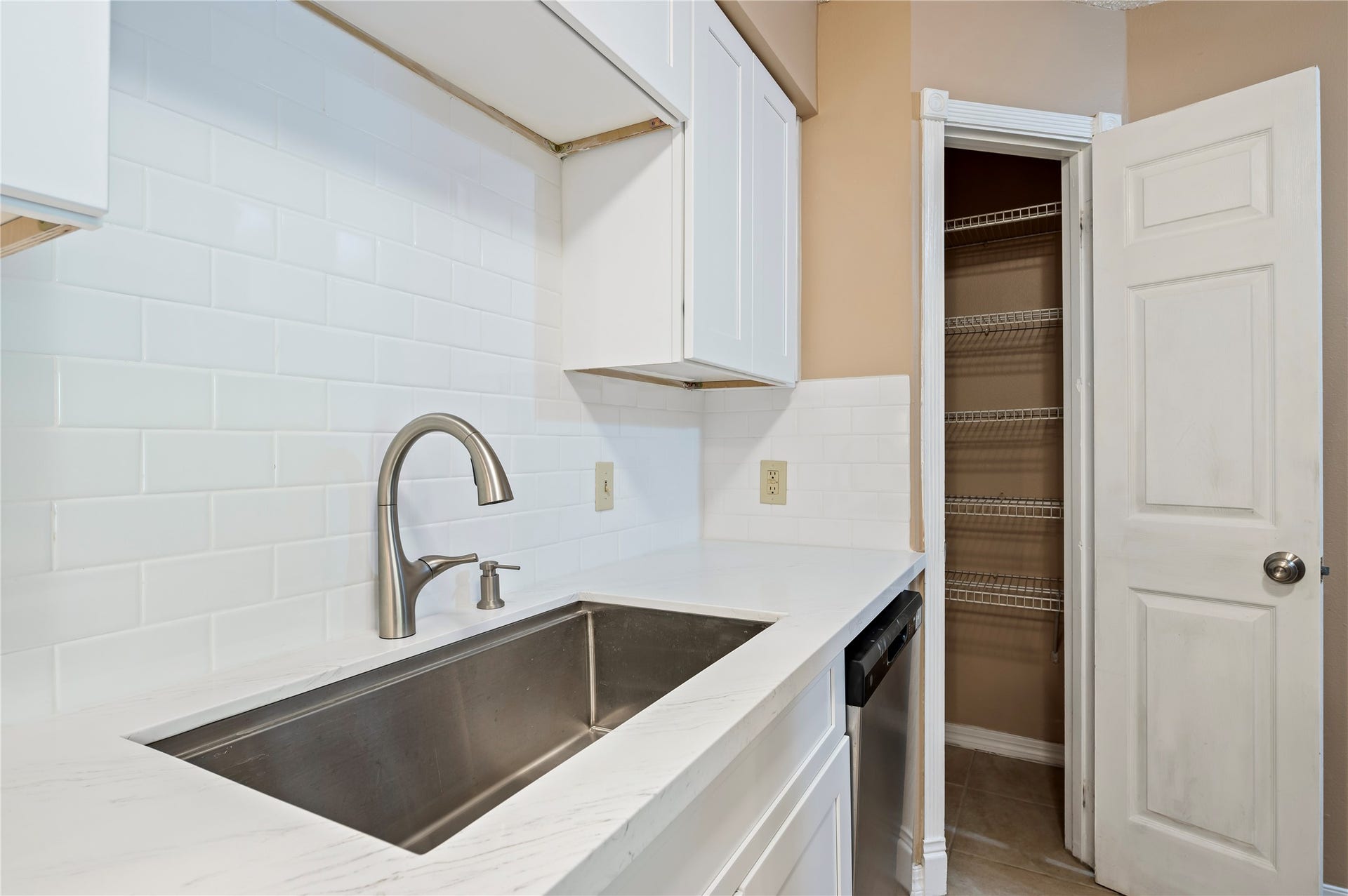 2501 Gulf Freeway, #6A, Dickinson, TX 77539 Kitchen Sink and Pantry