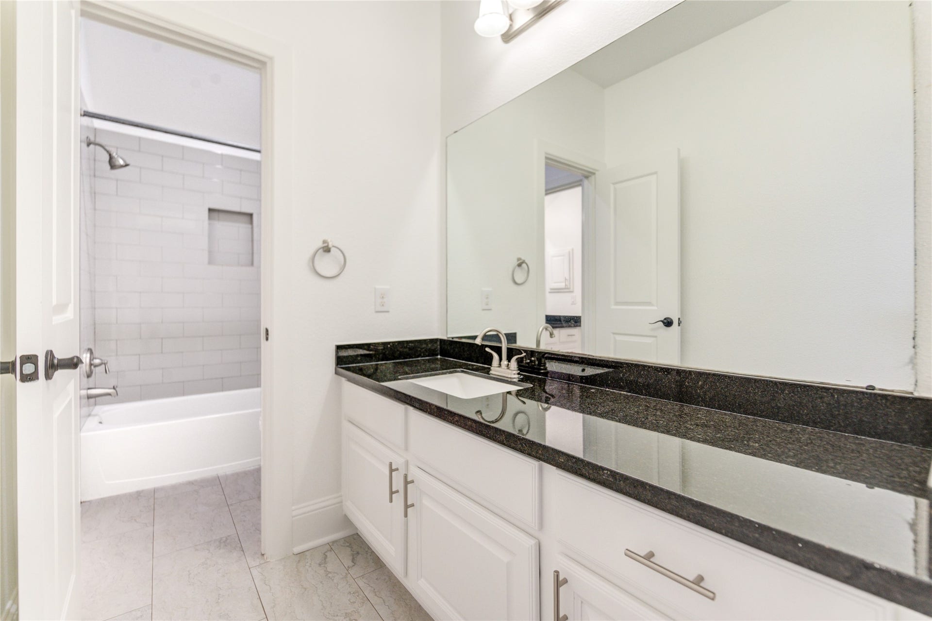 27715 Guthrie Ridge Ln, Katy, TX 77494 Secondary bathroom upstairs.