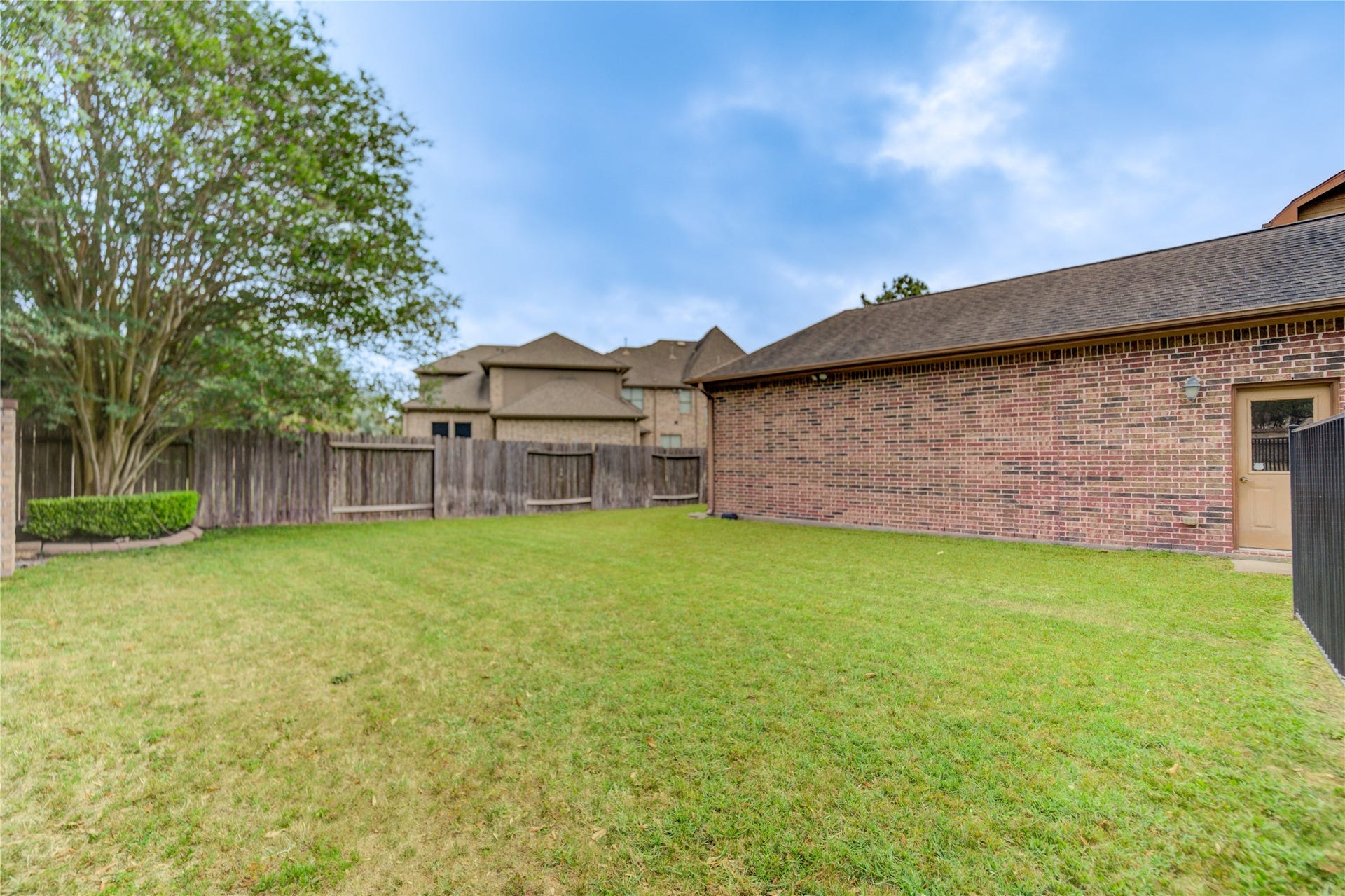 27715 Guthrie Ridge Ln, Katy, TX 77494 Expansive green area provides the perfect setting for family fun or pets to enjoy the outdoors.