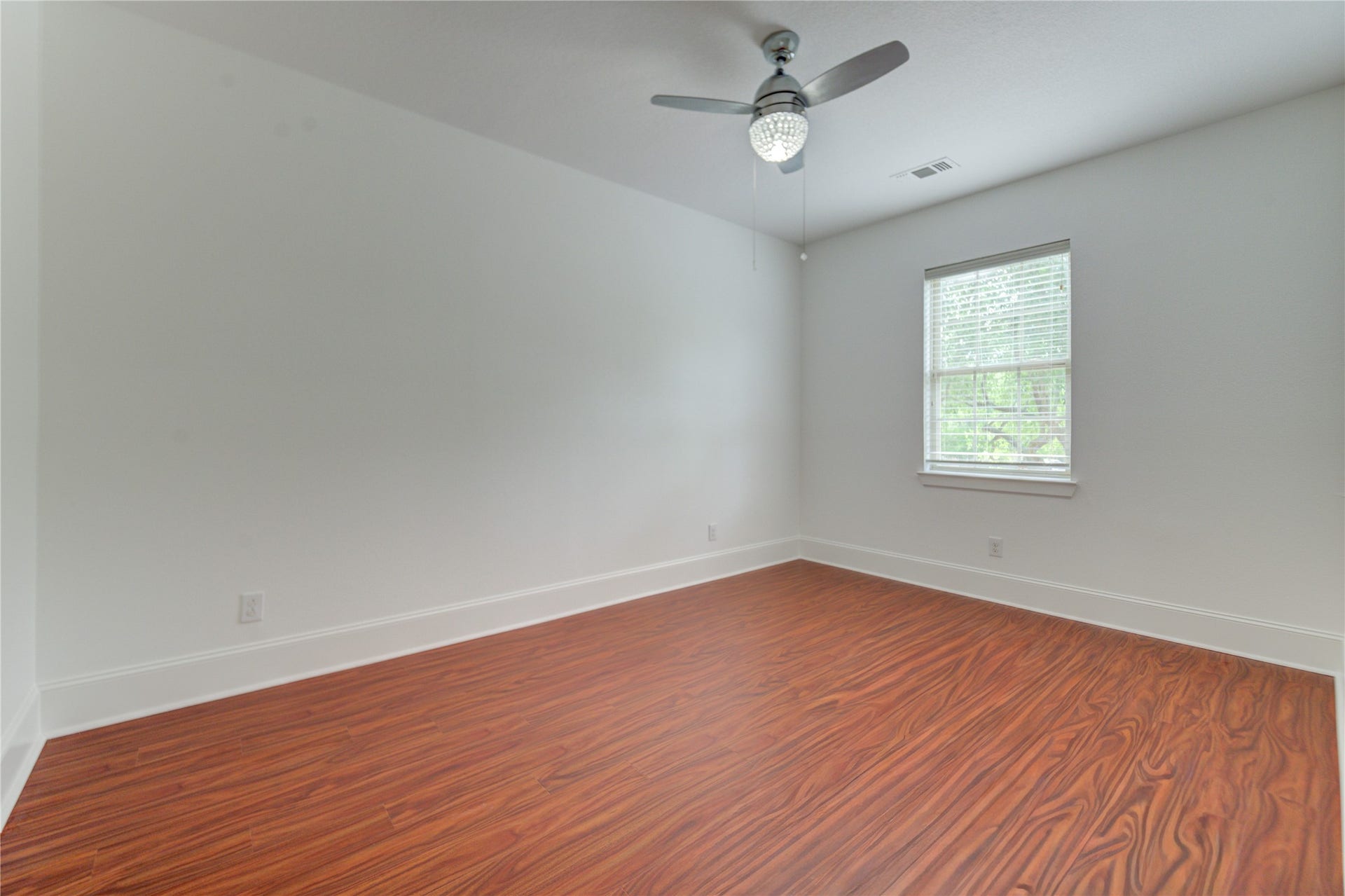 27715 Guthrie Ridge Ln, Katy, TX 77494 Secondary bedroom #1 upstairs with ensuite bath.