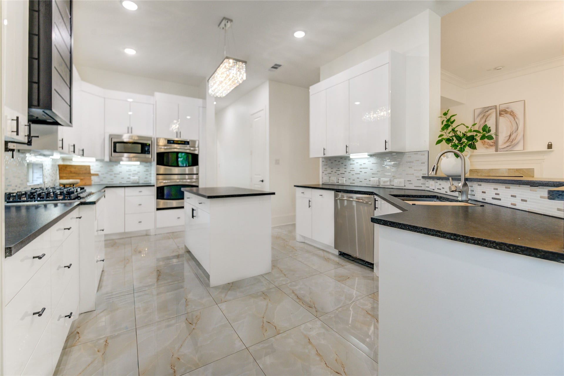 27715 Guthrie Ridge Ln, Katy, TX 77494 A stylish kitchen showcasing black leathered granite countertops.