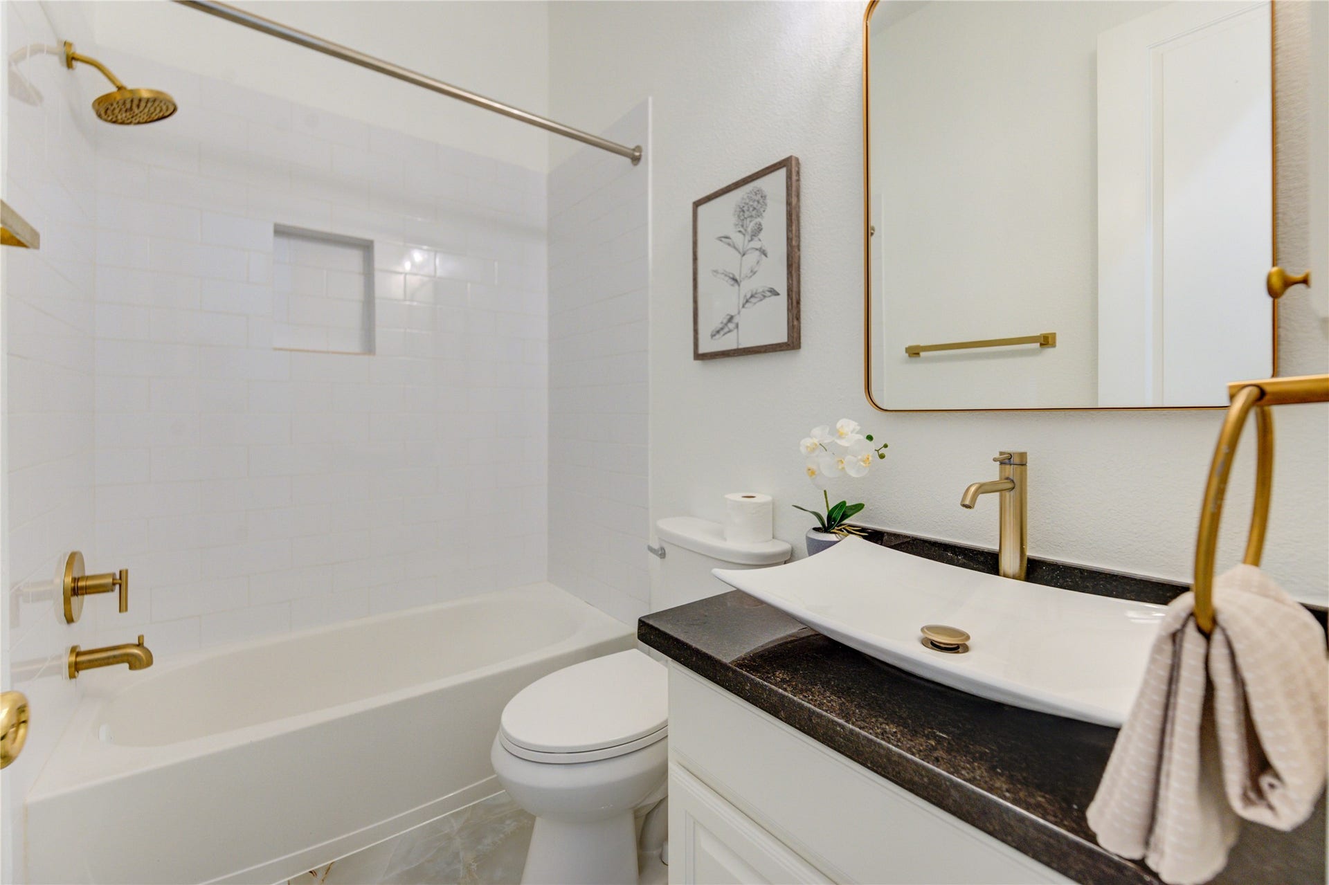 27715 Guthrie Ridge Ln, Katy, TX 77494 The first-floor guest suite features a private full bathroom, offering comfort and convenience for visitors.