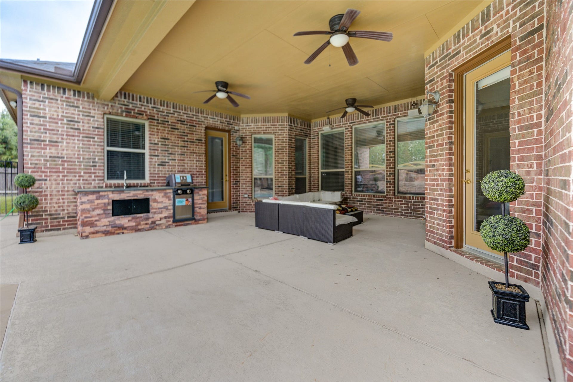 27715 Guthrie Ridge Ln, Katy, TX 77494 Enjoy a covered patio equipped with a brand-new grill and sink, perfect for hosting elegant poolside events.