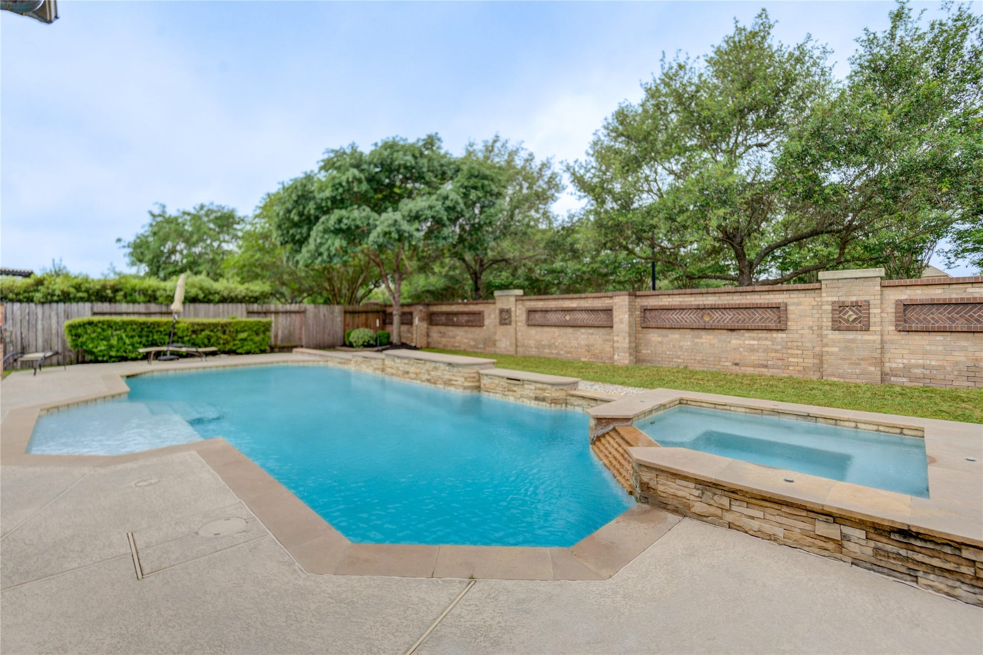 27715 Guthrie Ridge Ln, Katy, TX 77494 A luxurious heated pool with a connected hot tub, offering ultimate enjoyment in every season.