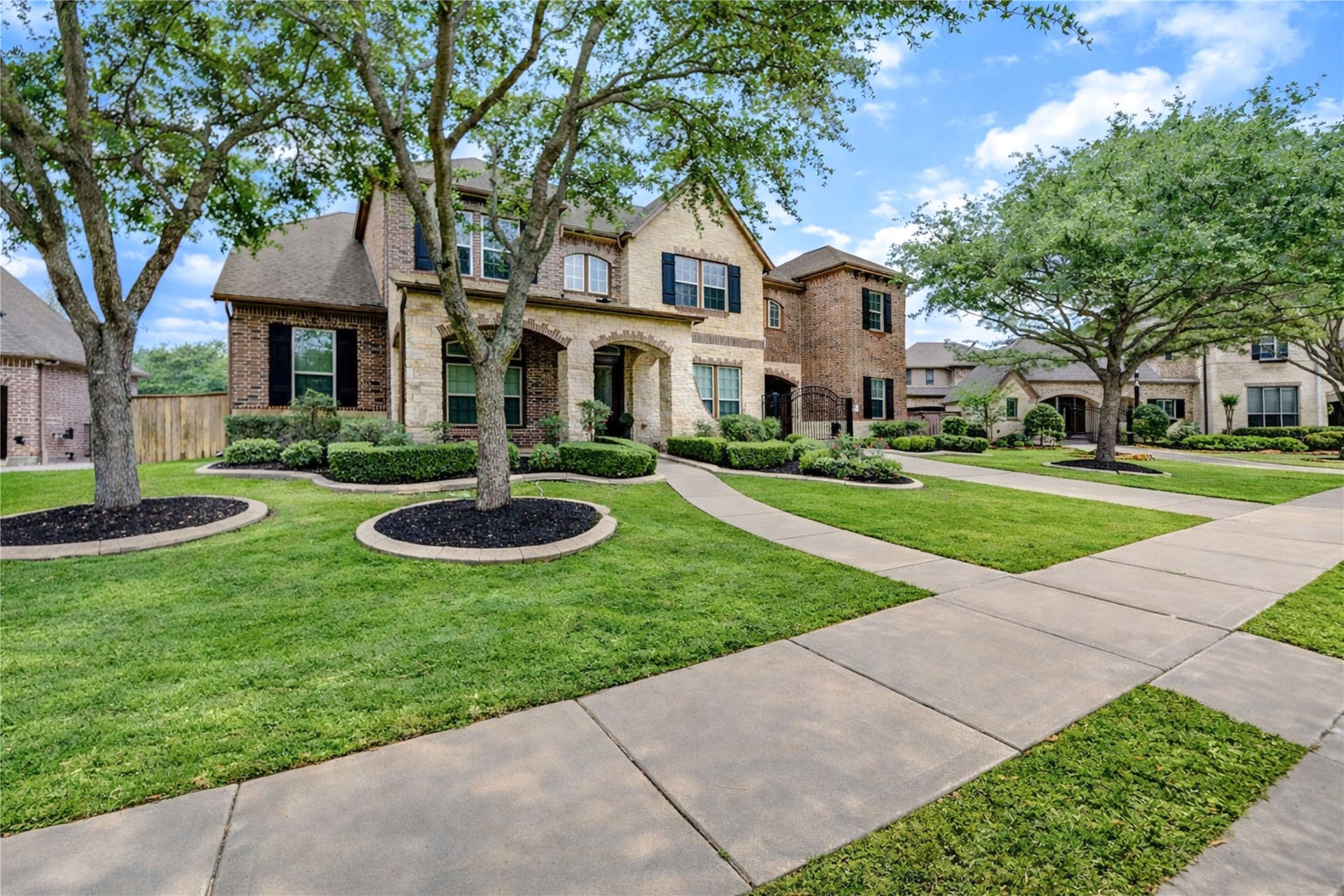 27715 Guthrie Ridge Ln, Katy, TX 77494 Introducing this stunning home on Guthrie Ridge Lane - where comfort, style, and convenience meet.